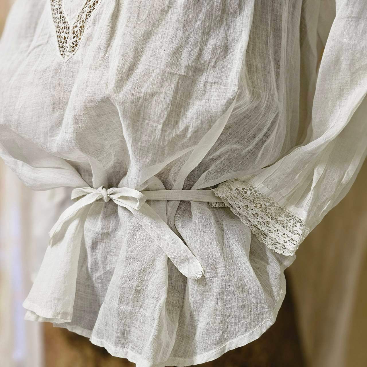 Euro antique(ヨーロッパアンティーク) 20's~handwork made lace and embroidery long sleeve blouse ハンドレースと刺繍のアンティークブラウス S~M程度 ホワイト