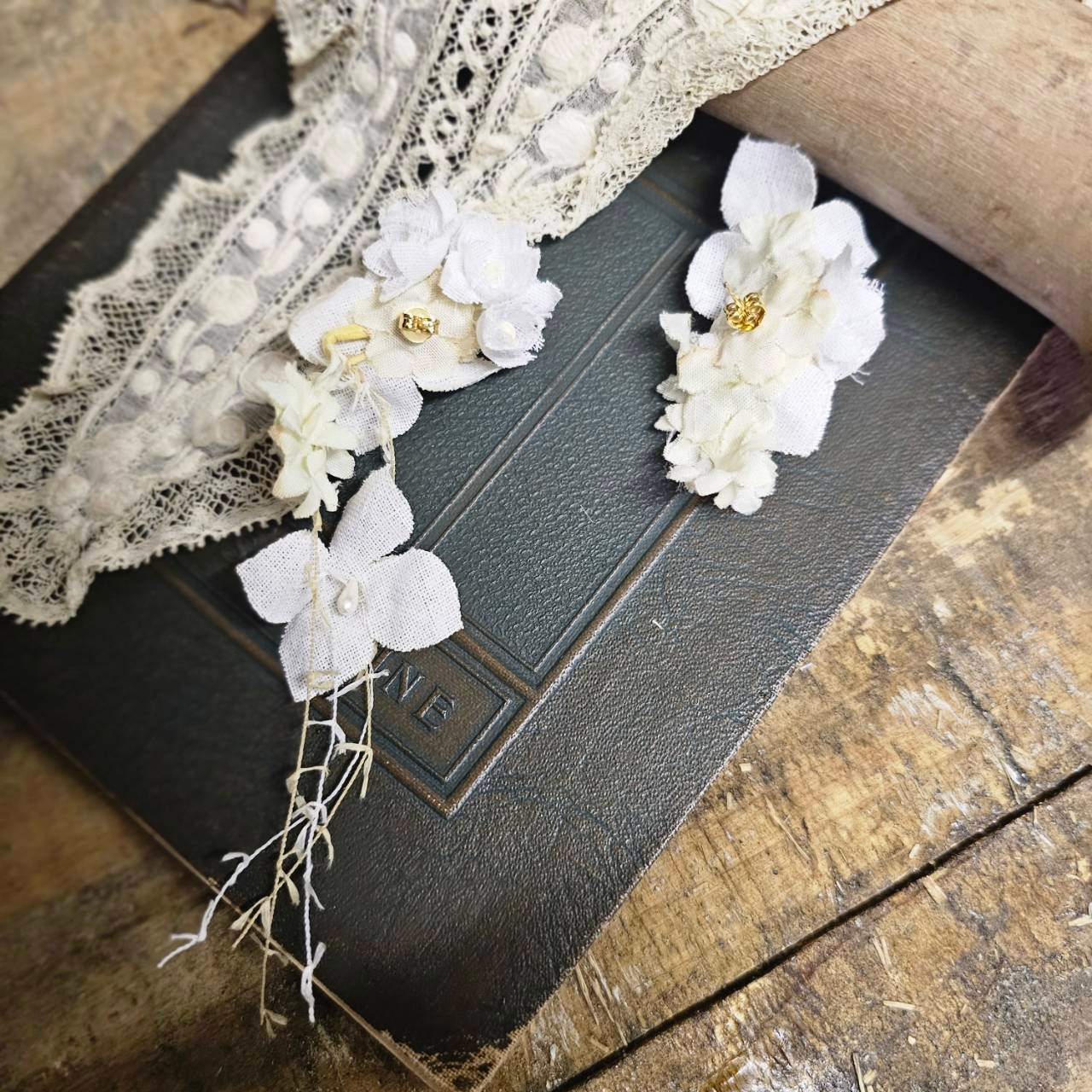 m.soeur(エムスール) クララとスズランのピアス* 8003-P WH