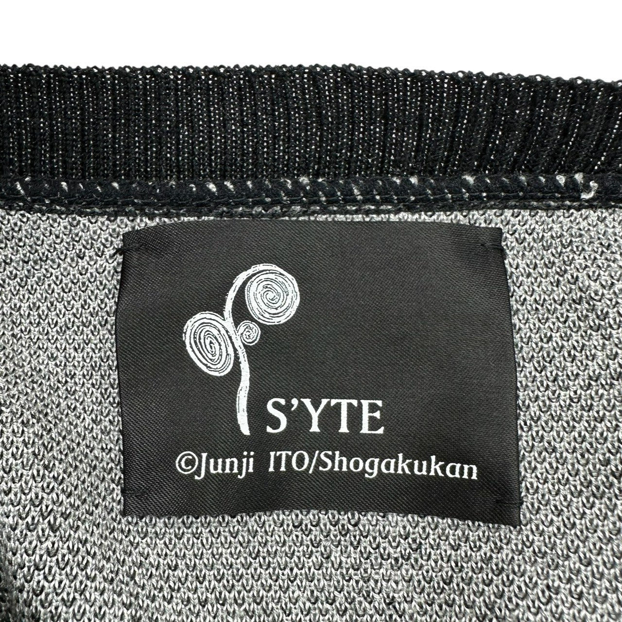 S’YTE × Junji ITO(サイト × ジュンジ イトウ) 20AW Tomie Front Back Placement Pullover Jacquard Knit 富江 フロント バック 配置 プルオーバー ジャガード ニット UJ-K40-614 3(L程度) ブラック 伊藤潤二氏デビュー作 富江 名作コラボ