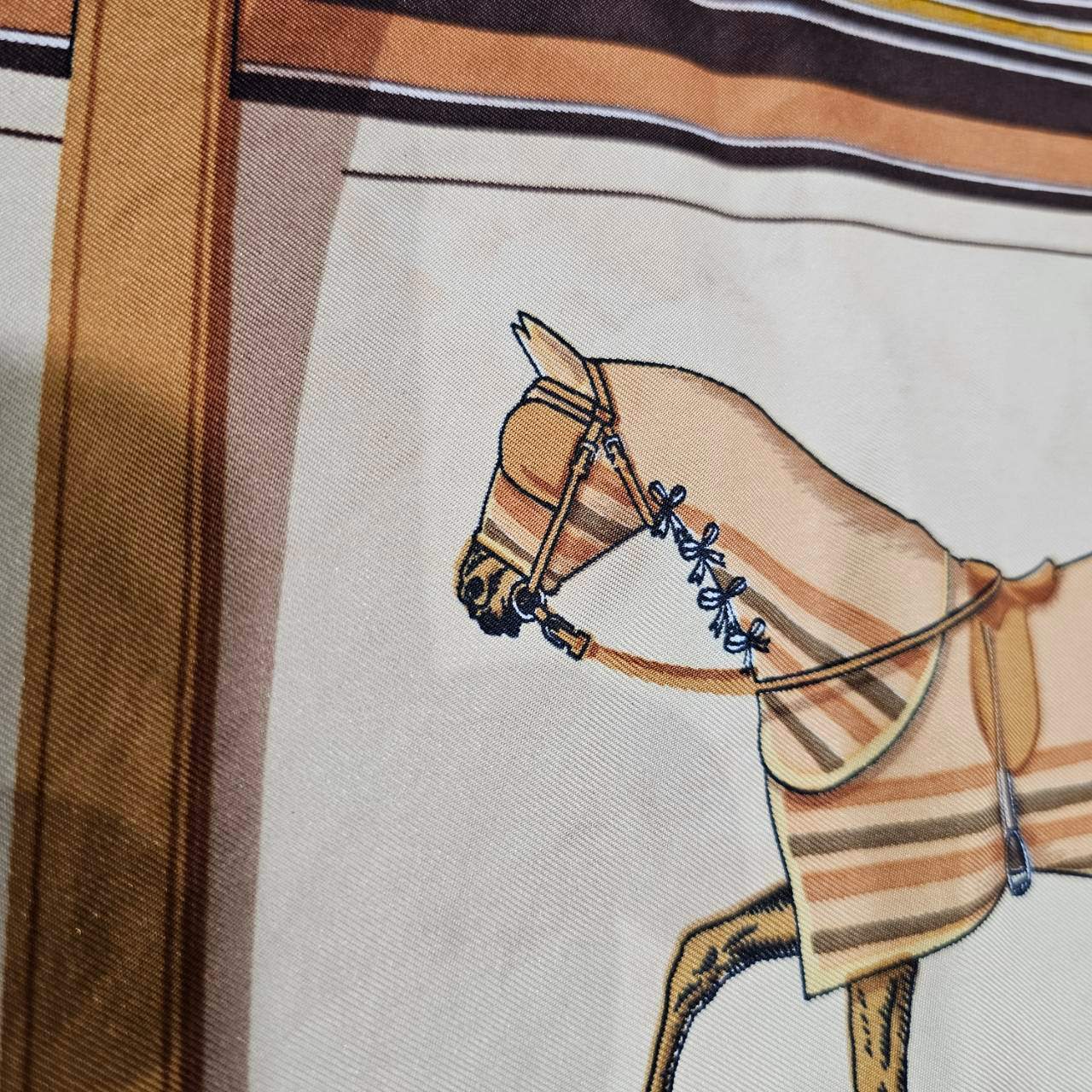 HERMES(エルメス) Carres 90 "Couvertures et tenues de jour" カレ 90 ベージュ シルク スカーフ 馬