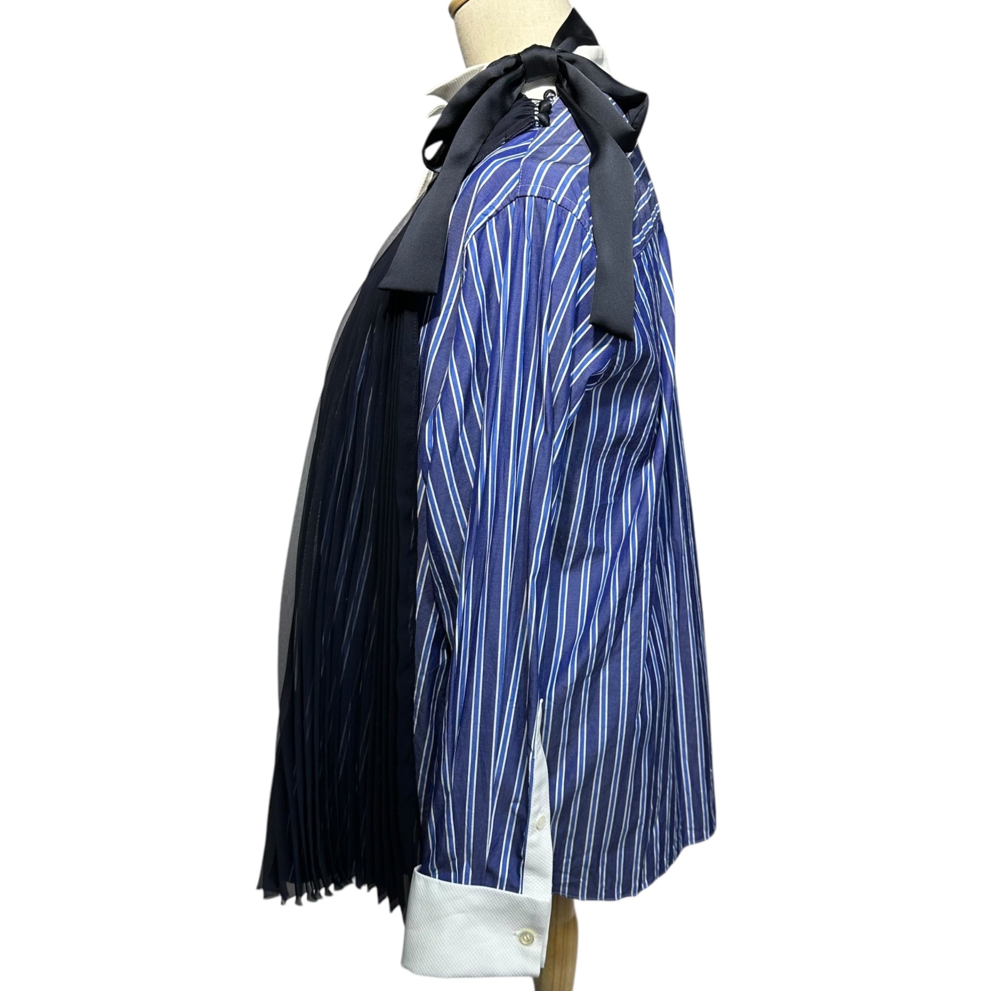 sacai(サカイ) 21SS Cotton Poplin Shirt コットン ポプリン シャツ 21-05611 2 ブルー×ネイビー シアー プリーツ ストライプ ブラウス