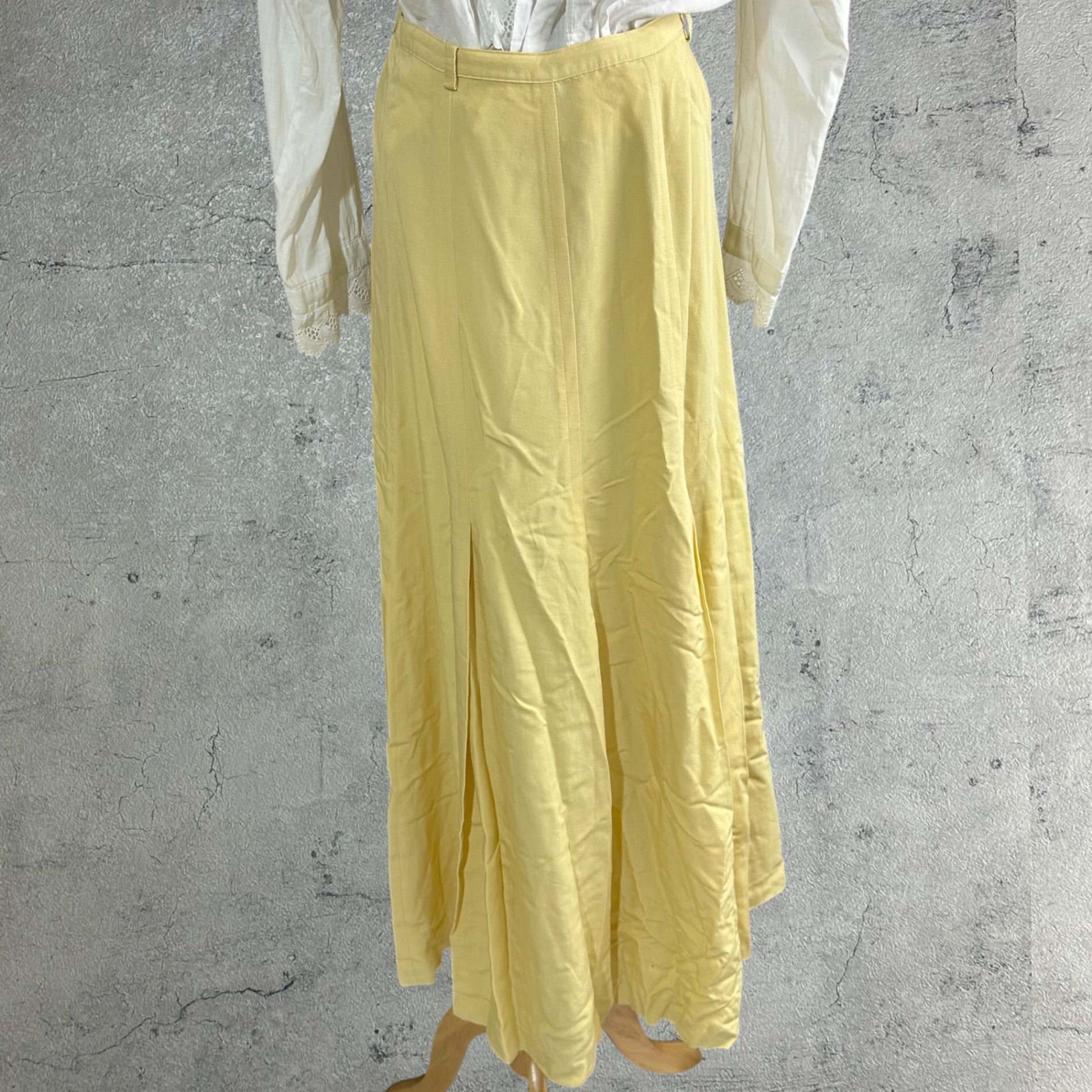 Euro vintage(ヨーロッパヴィンテージ) 【Made in France 】pale yellow box pleated long skirt 淡いイエローのボックスプリーツロングスカート Mサイズ程度 / レーヨン×ポリエステル×リネン混 イエロー