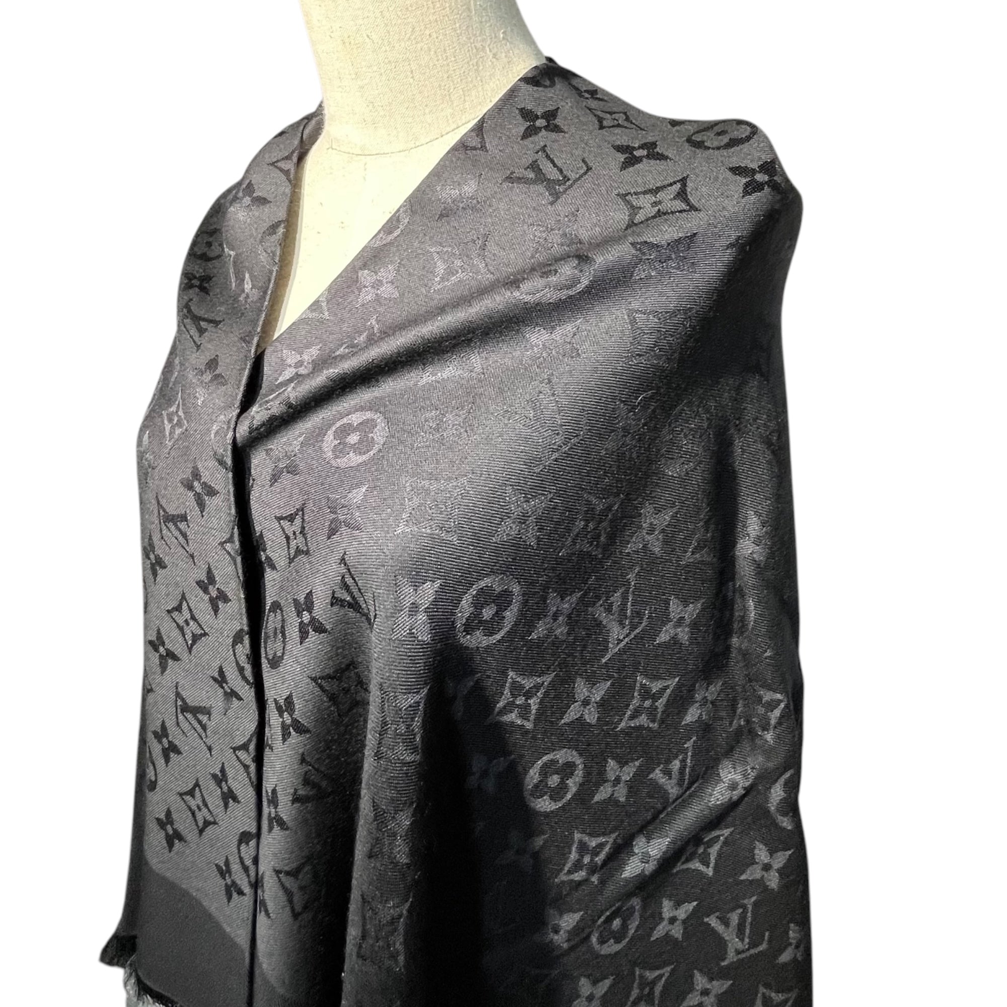 LOUIS VUITTON(ルイヴィトン) Shawl monogram ショール・モノグラム M71329 ブラック ストール シルク スカーフ 箱付