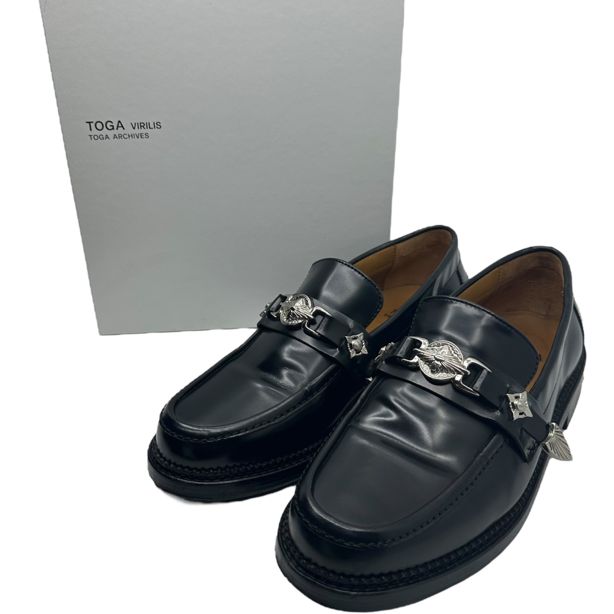 TOGA VIRILIS(トーガビリリース) METAL LOAFER(MEN) メタル ローファー 革靴 メタルスタッズ ホースビット調 AJ826 42(27.0cm) ブラック×シルバー( Black Polido) 参考定価70,400円(税込)