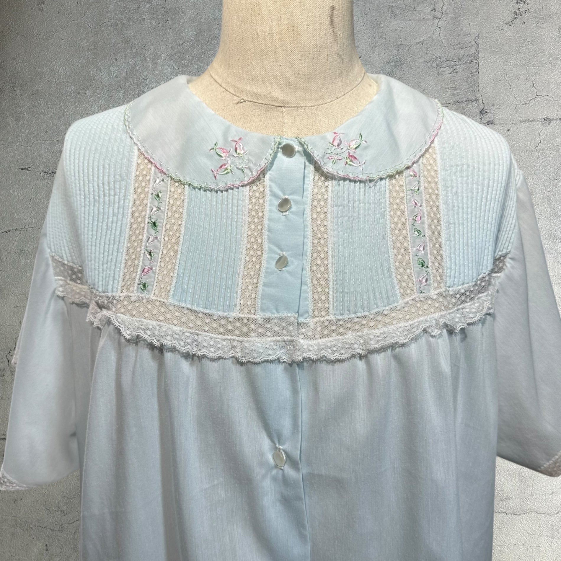 VINTAGE(ヴィンテージ) 70's round collar flower embroidery short sleeve blouse 丸襟 花刺繍 半袖 ブラウス ライトブルー
