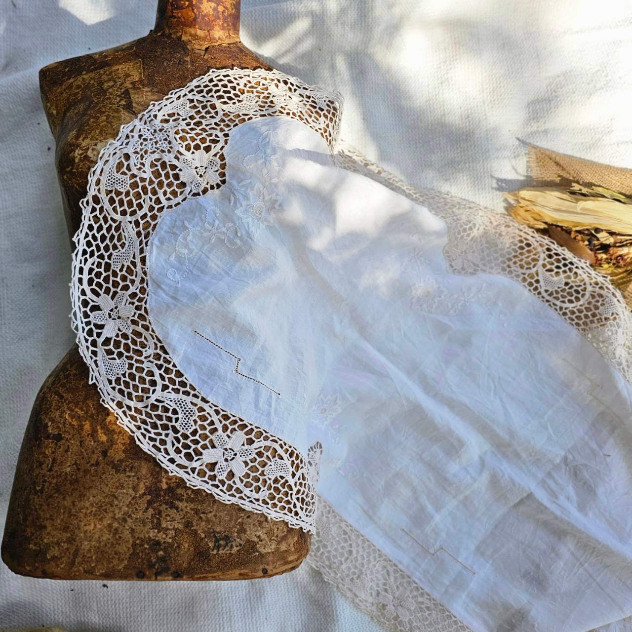 VINTAGE(ヴィンテージ) what_flower embroidery round lace table mat fabric フラワー刺繍とレースのラウンドテーブルクロス マット ホワイト×ベージュ