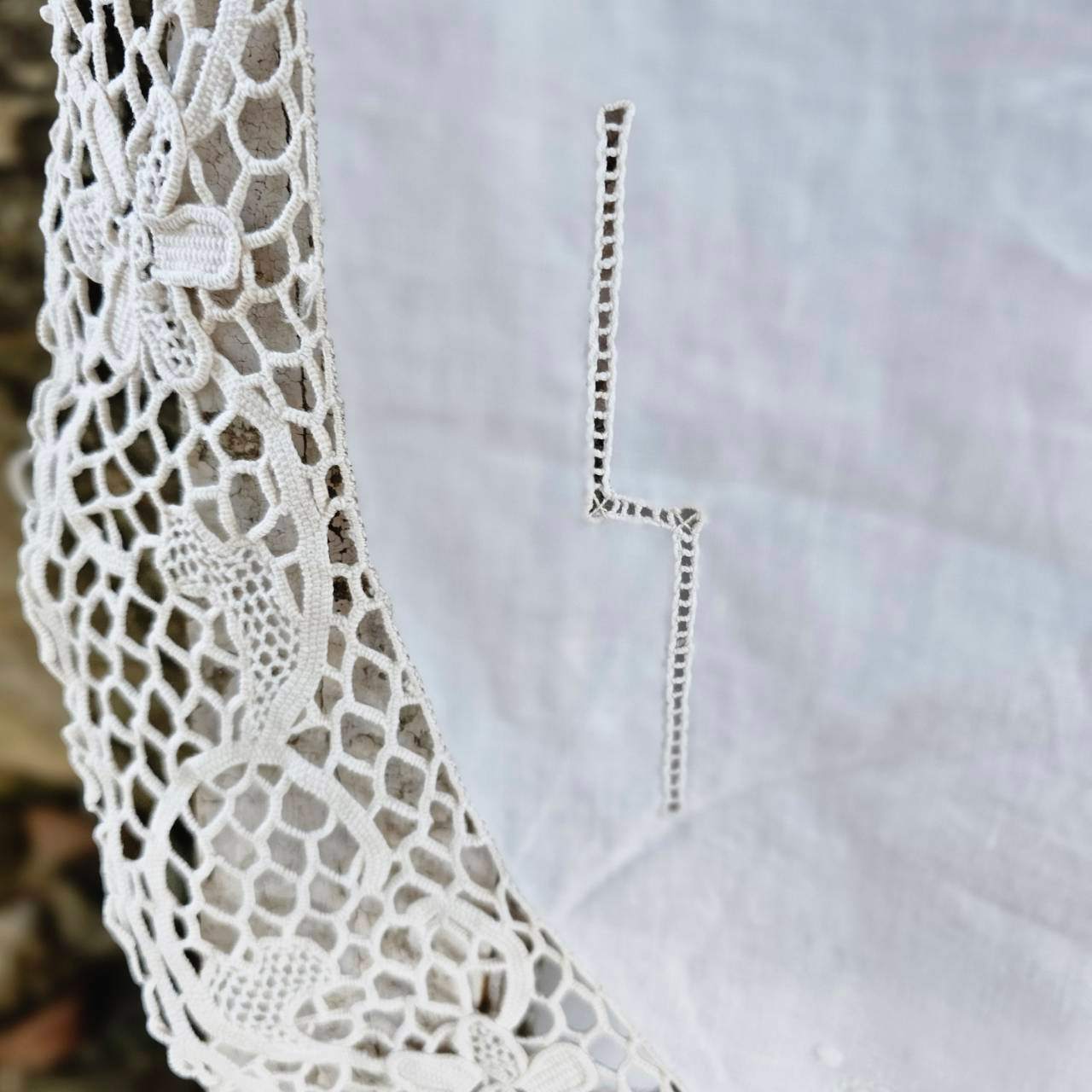 VINTAGE(ヴィンテージ) what_flower embroidery round lace table mat fabric フラワー刺繍とレースのラウンドテーブルクロス マット ホワイト×ベージュ