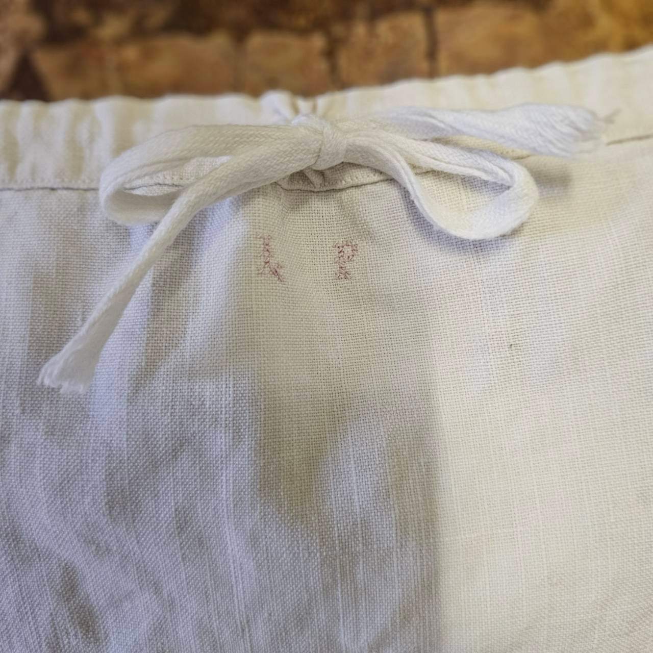 Euro antique(ヨーロッパアンティーク) france 手織りリネンとモノグラム刺繍の物語的ワンピース 表記無し(L~程度) アイボリー