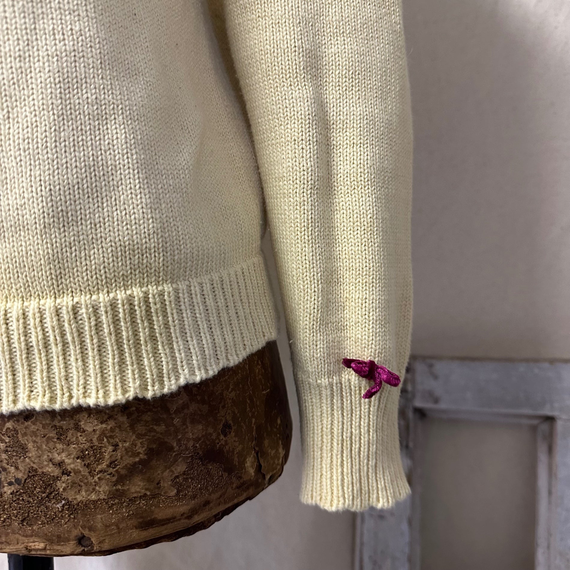 acco(アッコ) ニットモチーフ付き ロングスリーブニット エルボデザイン Mサイズ程度 ベージュ×マルチカラー