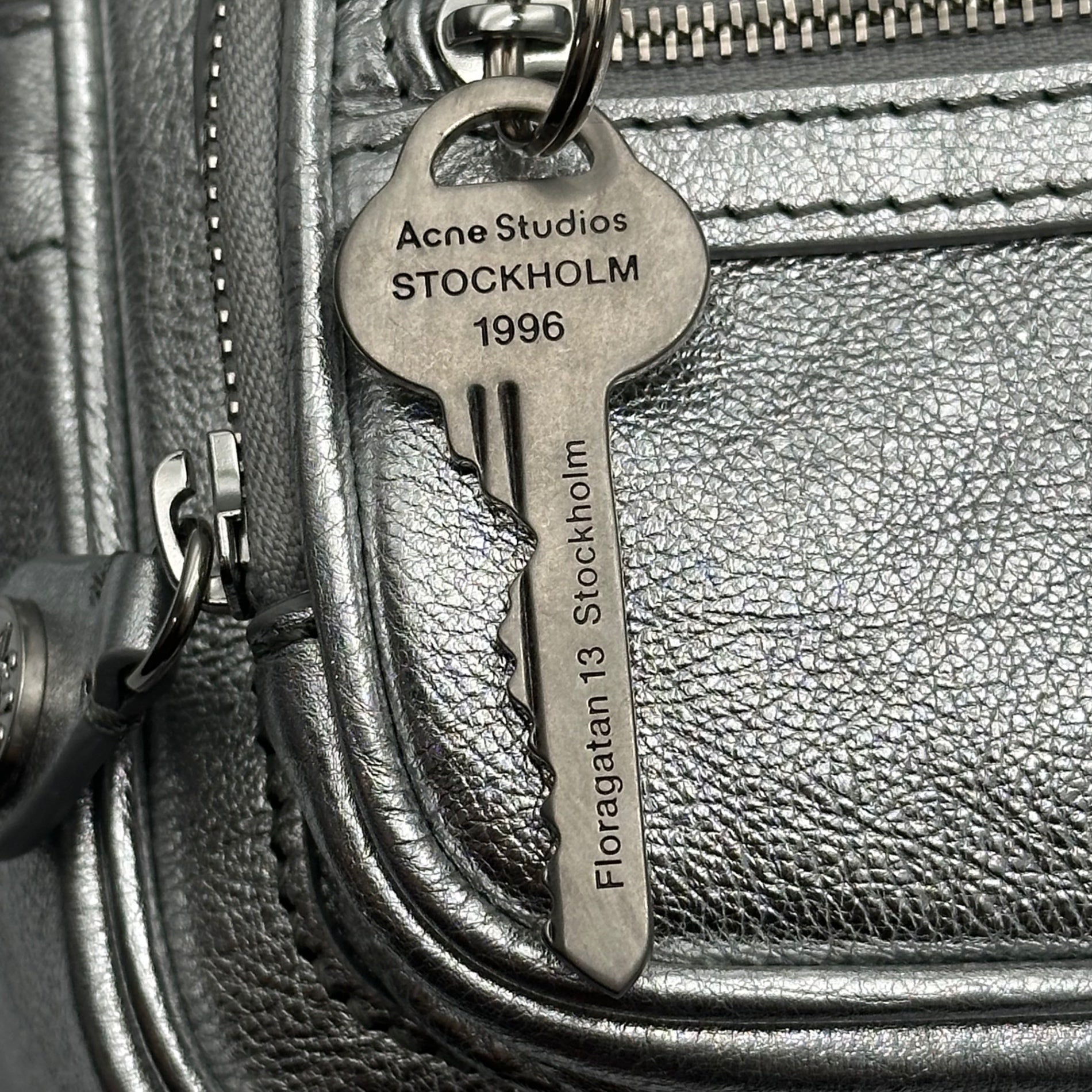 Acne Studios(アクネストゥディオズ) Camero Party Grainy Metallic カメロ パーティー グレイン メタリック A10460- シルバー 肩掛け ワンショルダー バッグ