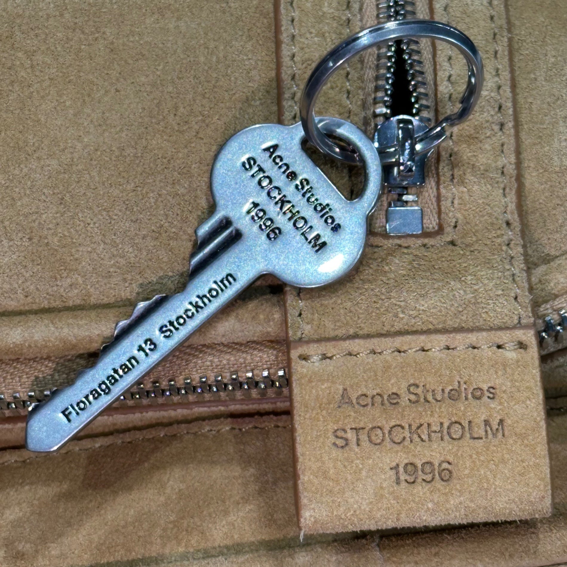 Acne Studios(アクネストゥディオズ) Camero Hotel Suede カメロ ホテル スウェード A10486- ベージュ ショルダー バッグ ボストン 旅行