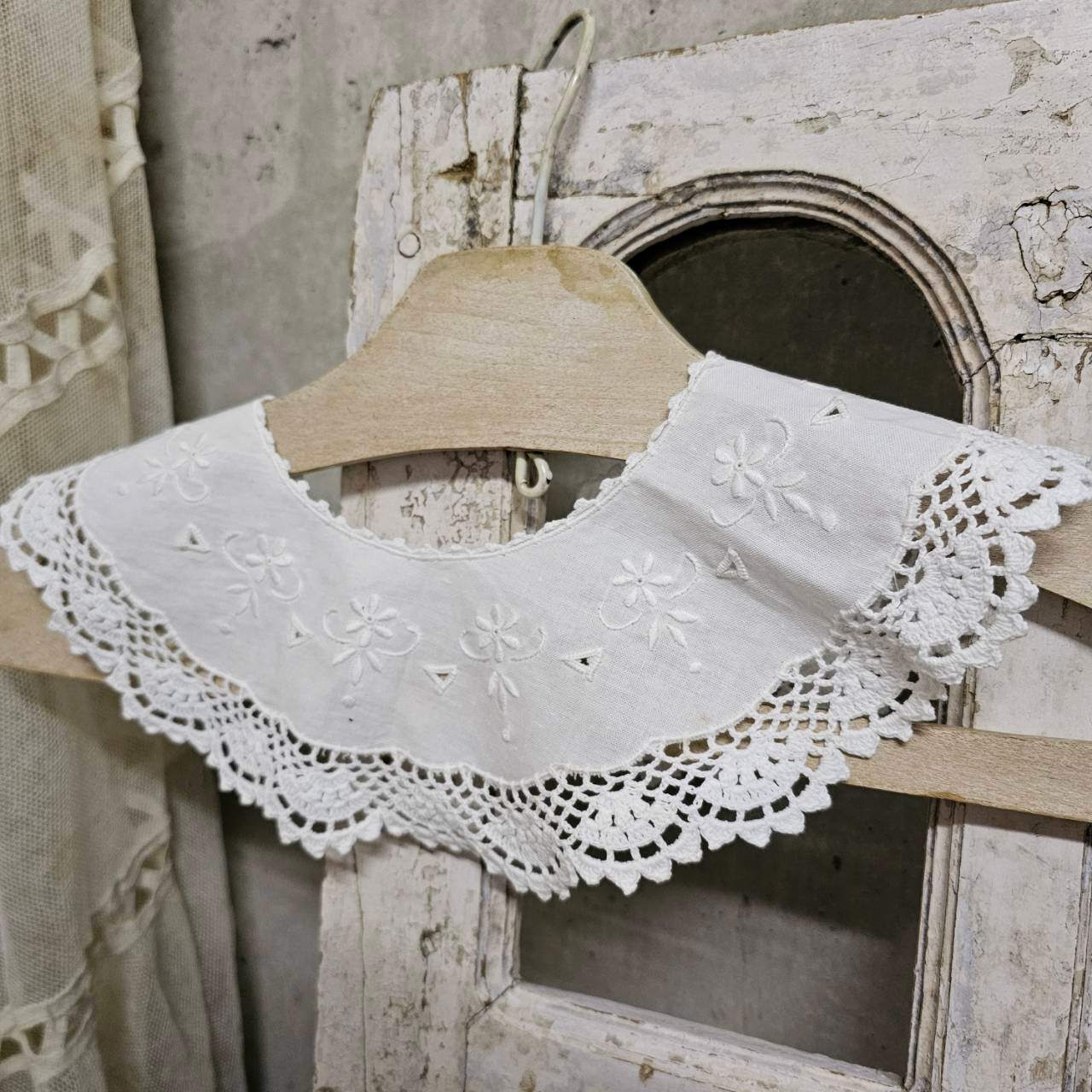 Euro vintage(ヨーロッパヴィンテージ) cottonlinen flower embroidery mini collar コットンリネンの花刺繍入りちいさなつけ襟 未使用に近い ホワイト