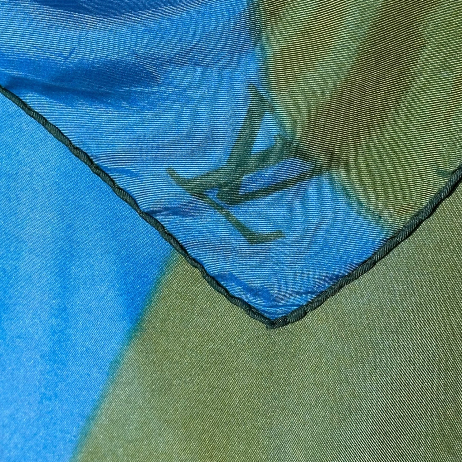 LOUIS VUITTON(ルイヴィトン) LV Logo graphic silk scarf ロゴ グラフィック シルク スカーフ ブルー×グリーン グラデーション