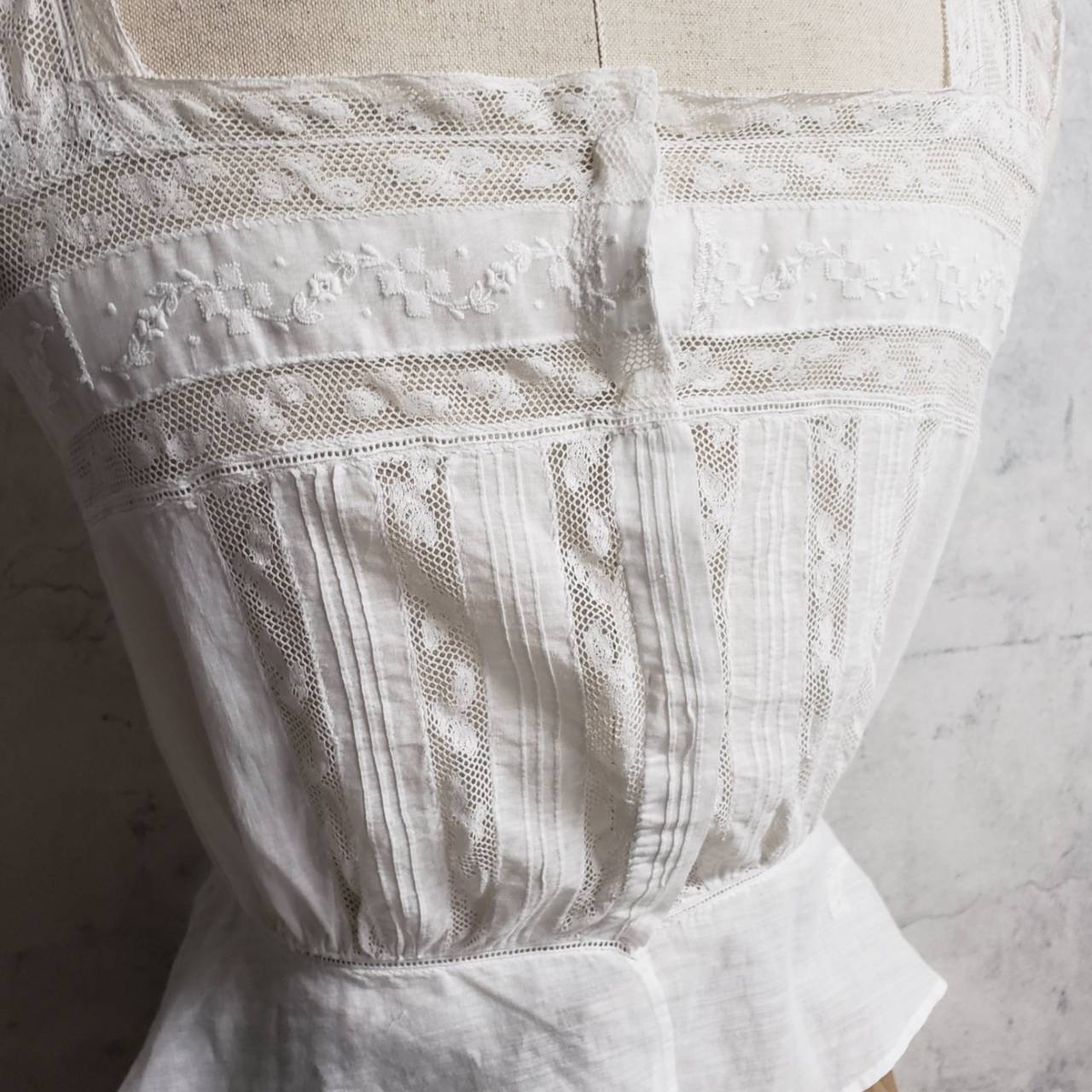 Euro Vintage(ヨーロッパヴィンテージ) Kasane_フレンチレースと刺繍を纏うキャミソール 表記なし(Mサイズ程度) ホワイト