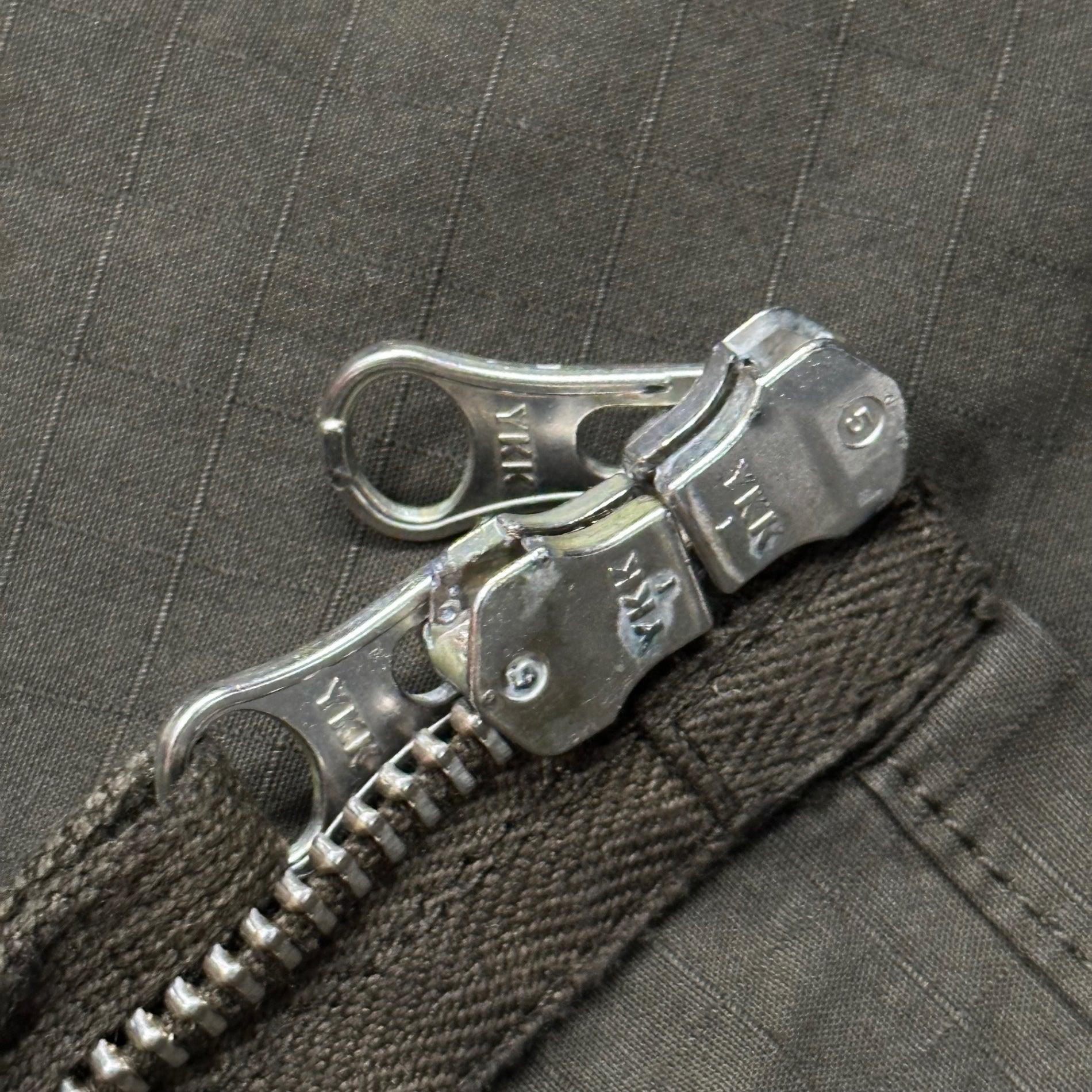 STONE ISLAND(ストーンアイランド) 2025SS MIL-SPEC STRETCH RIPSTOP-TC ストレッチコットン オーバーシャツ K1S151200012S0063 XL オリーブ