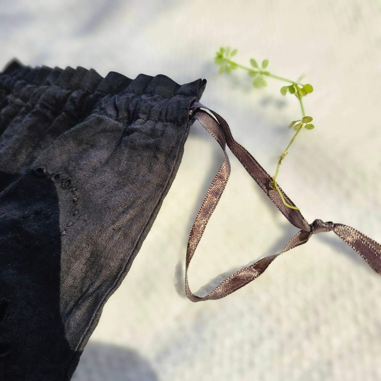 Euro antique(ヨーロッパアンティーク) antique linen cutwork embroidery purse アンティークリネンのカットワーク刺繍巾着 ポーチ 後染め加工 ブラック