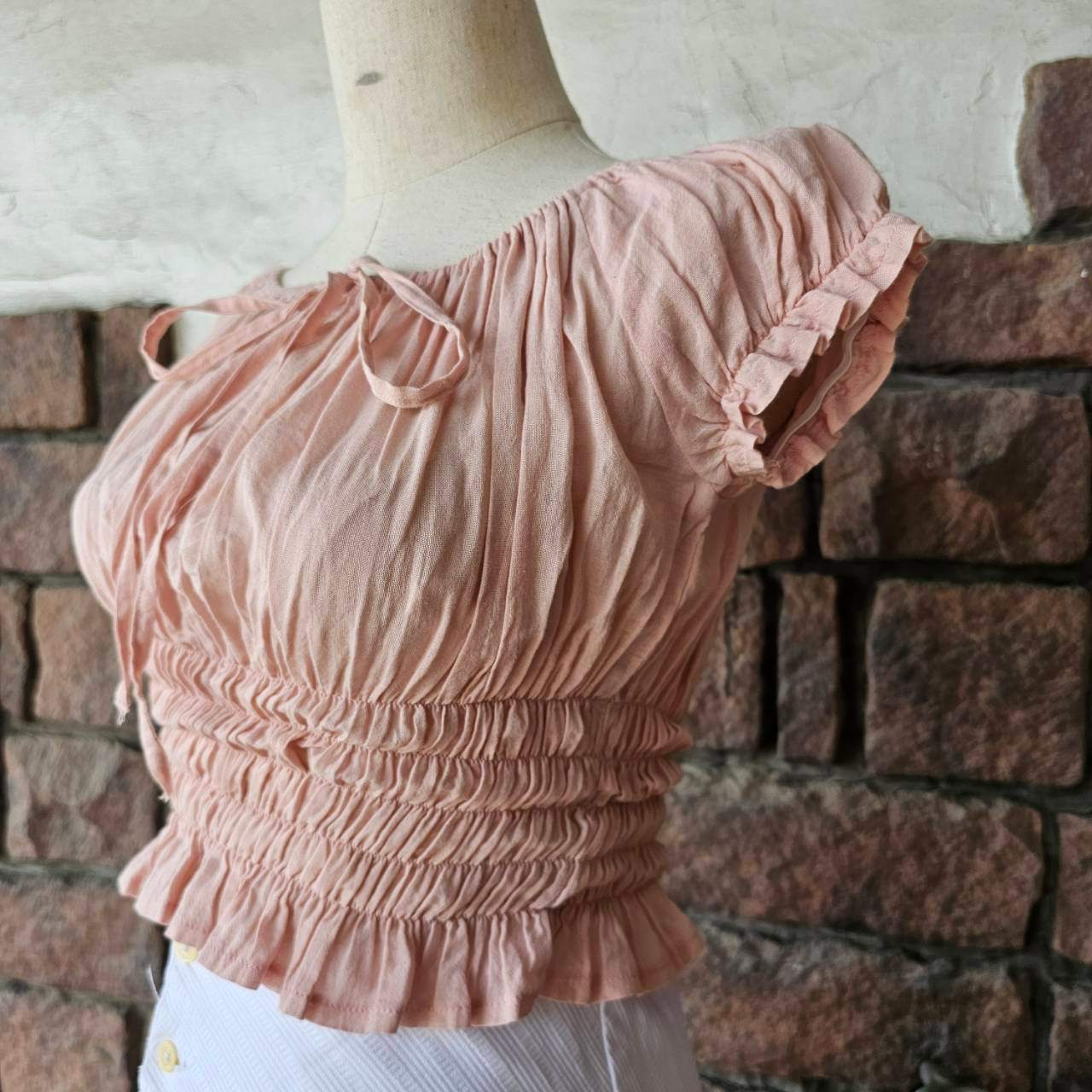 Euro vintage(ヨーロッパヴィンテージ) pale smokey pink with ribbon shirring blouse ペールピンクのシャーリングリボンブラウス Mサイズ程度/袖口に微細なシミ有 ピンク