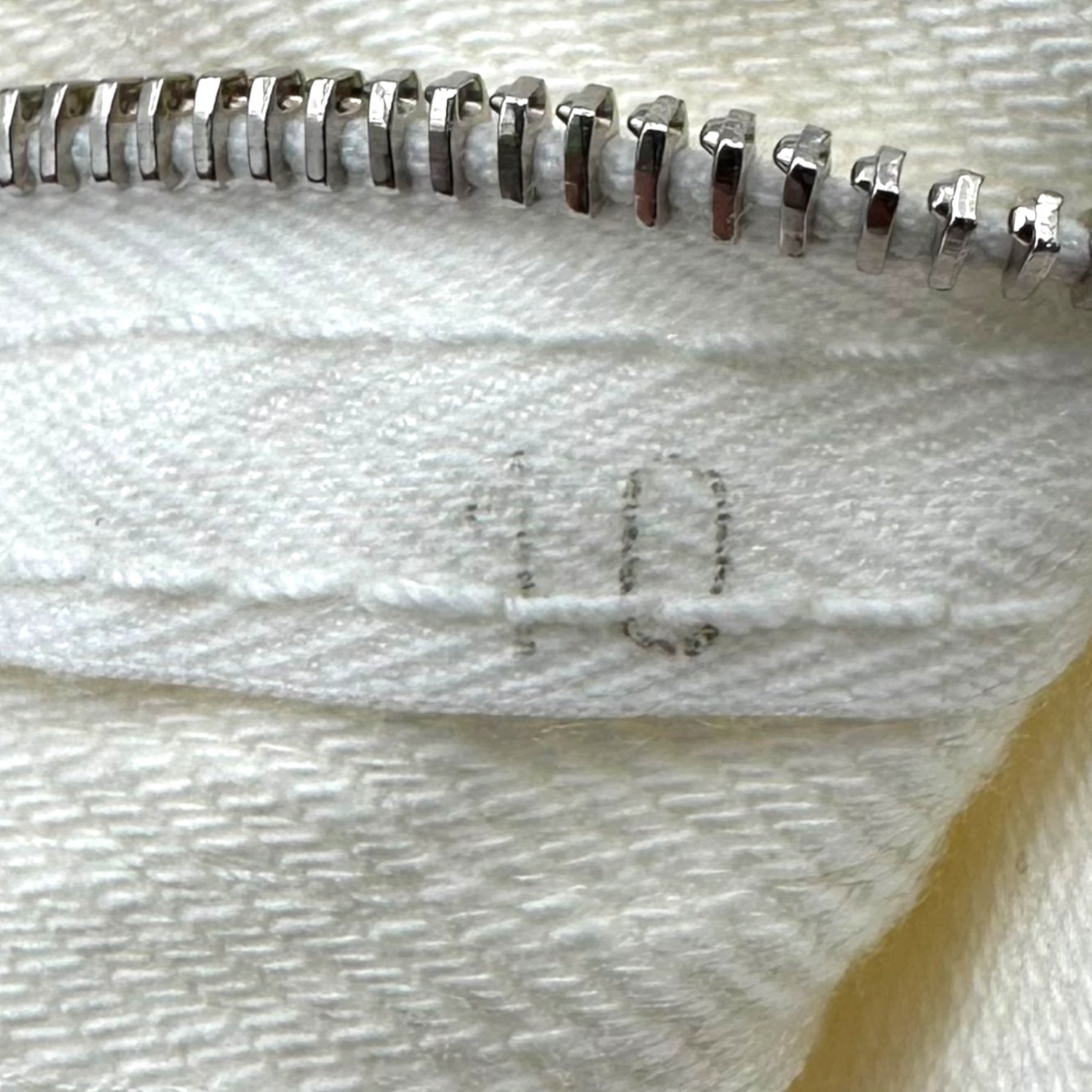 LOUIS VUITTON(ルイヴィトン) Monogram Embroidered White Denim Shorts モノグラム 刺繍 ホワイト デニム ショーツ PW091W WOPA03CKJ 38 ホワイト ショート ハーフ パンツ