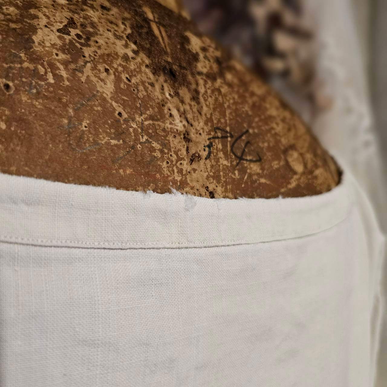 Euro antique(ヨーロッパアンティーク) france 手織りリネンとモノグラム刺繍の物語的ワンピース 表記無し(L~程度) アイボリー
