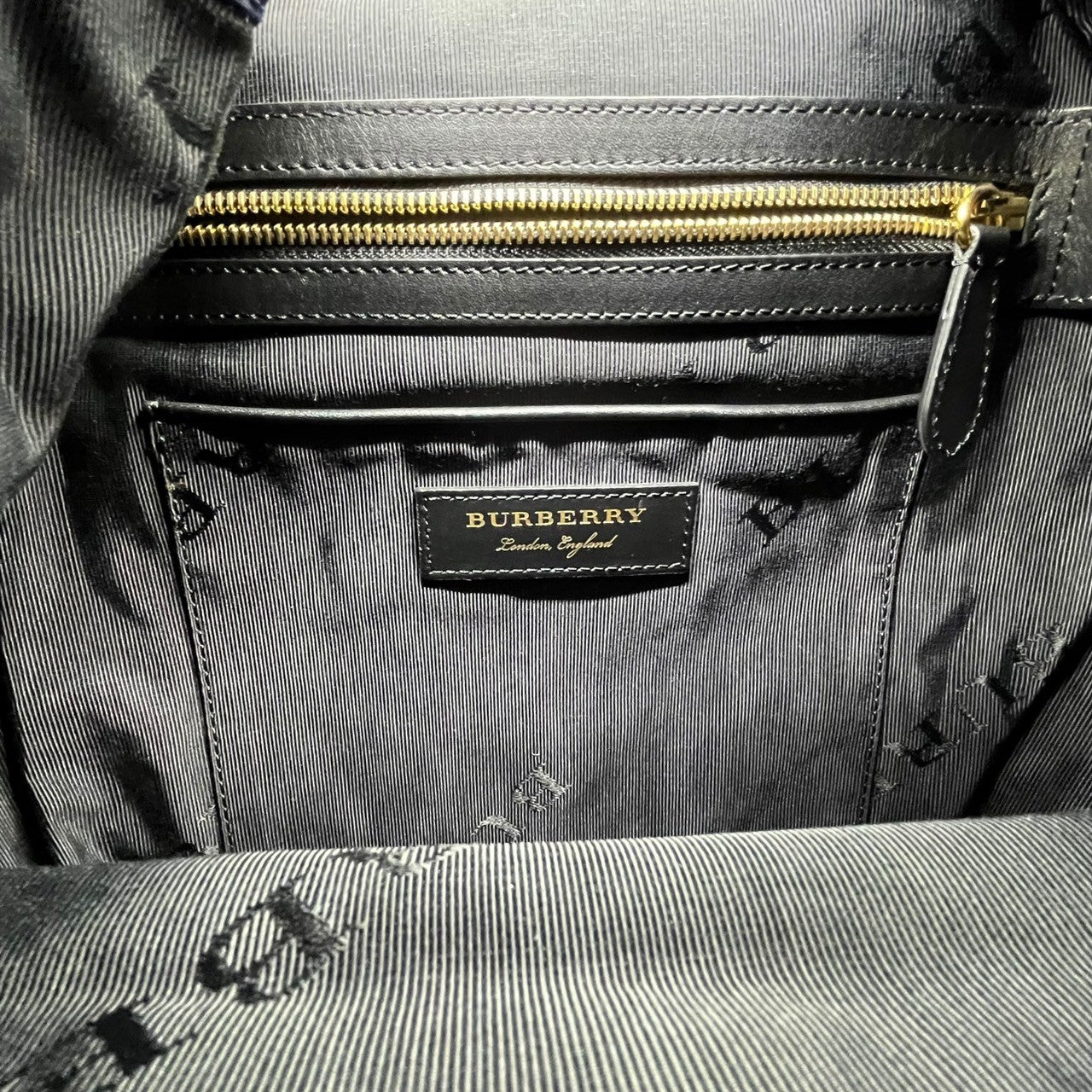 BURBERRY(バーバリー) Logo nylon daypack ロゴ ナイロン デイパック 4016624 ネイビー リュック サック バックパック