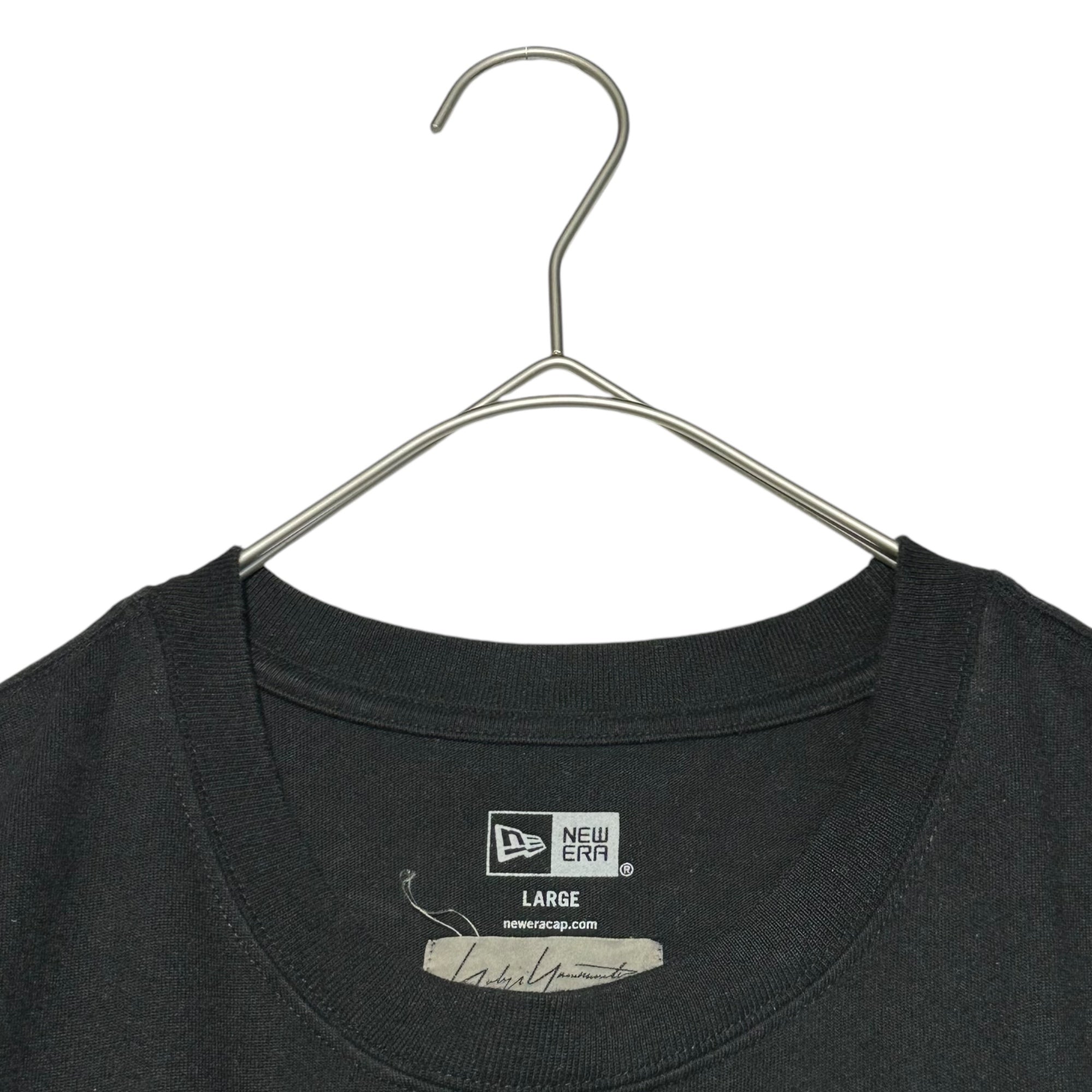 YOHJI YAMAMOTO POUR HOMME×NEW ERA(ヨウジヤマモトプールオム×ニューエラ) 20SS SS COTTON TEE YY D ロゴ 刺繍 バック グラフィック プリント Tシャツ HN-T98-082 4 ブラック