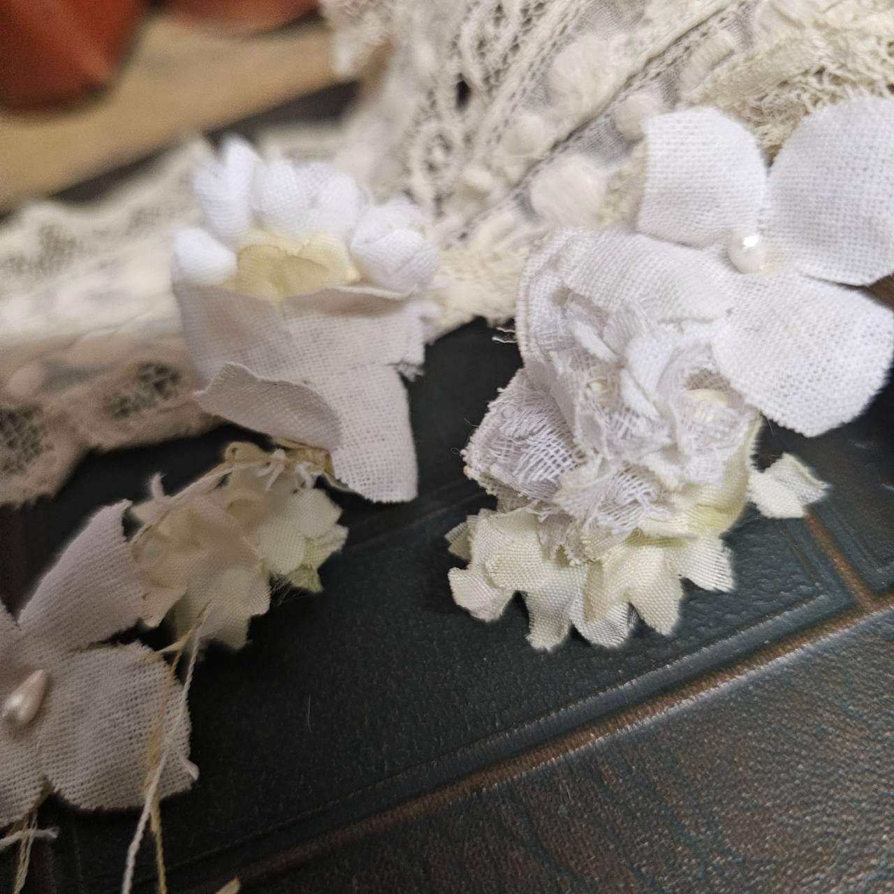 m.soeur(エムスール) クララとスズランのイヤリング 8003-E ホワイト