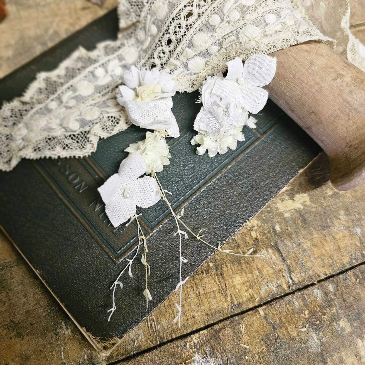 m.soeur(エムスール) クララとスズランのイヤリング 8003-E ホワイト