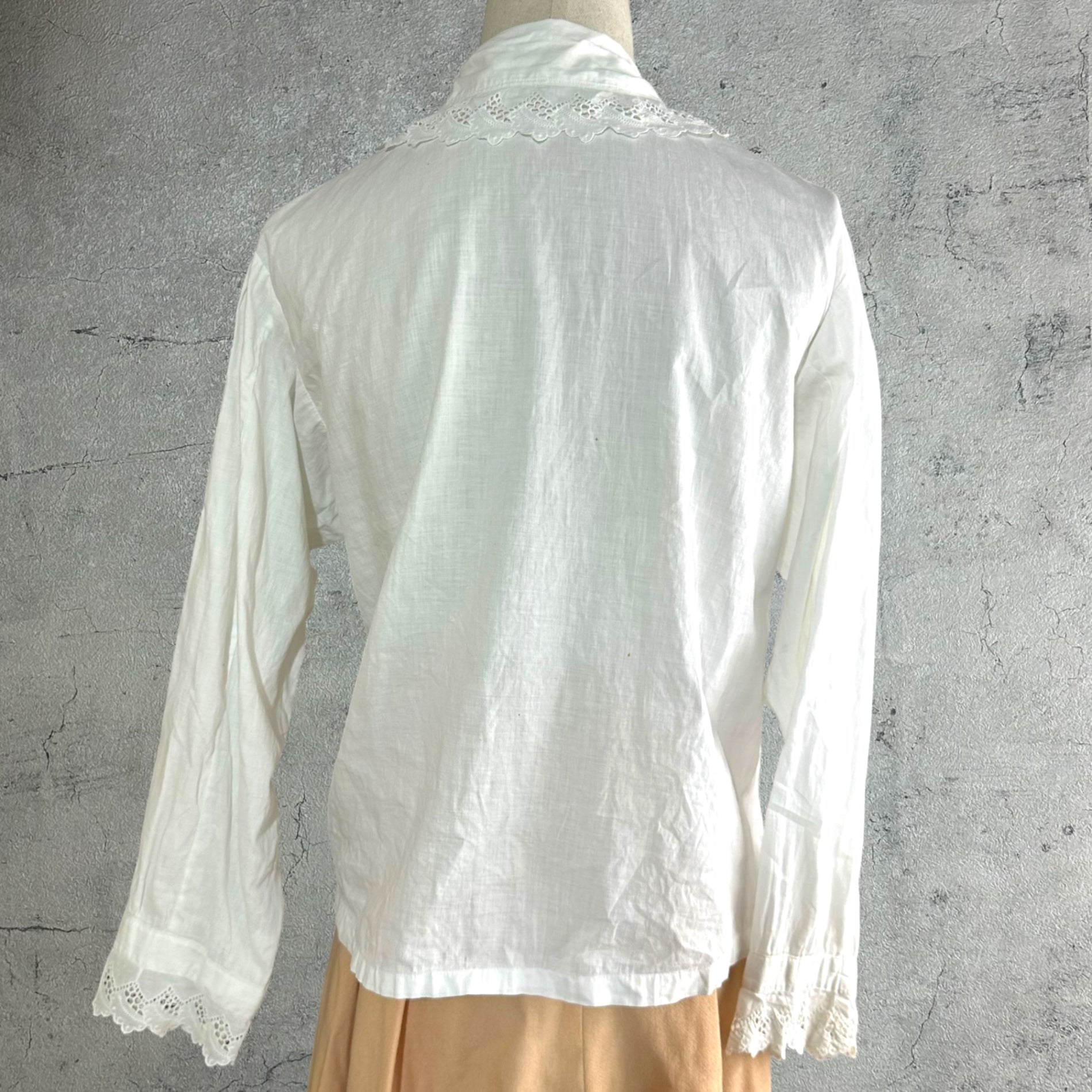 Euro vintage(ヨーロッパヴィンテージ) cuddle_30's~cutwork frill decorated collar white cotton blouse カットワークフリル襟のコットンブラウス Mサイズ程度 ホワイト/染み有