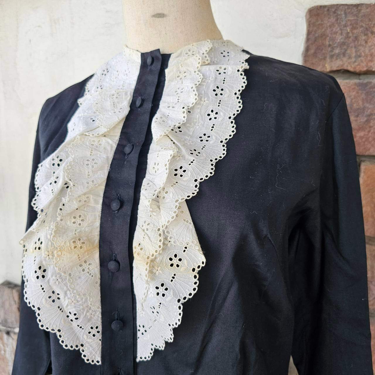 Euro vintage(ヨーロッパヴィンテージ) 60’s~black white cutwork frill lace classic cotton blouse クラシカルなフリルレースの長袖ブラウス M~L程度/シミ有 ホワイト×ブラック