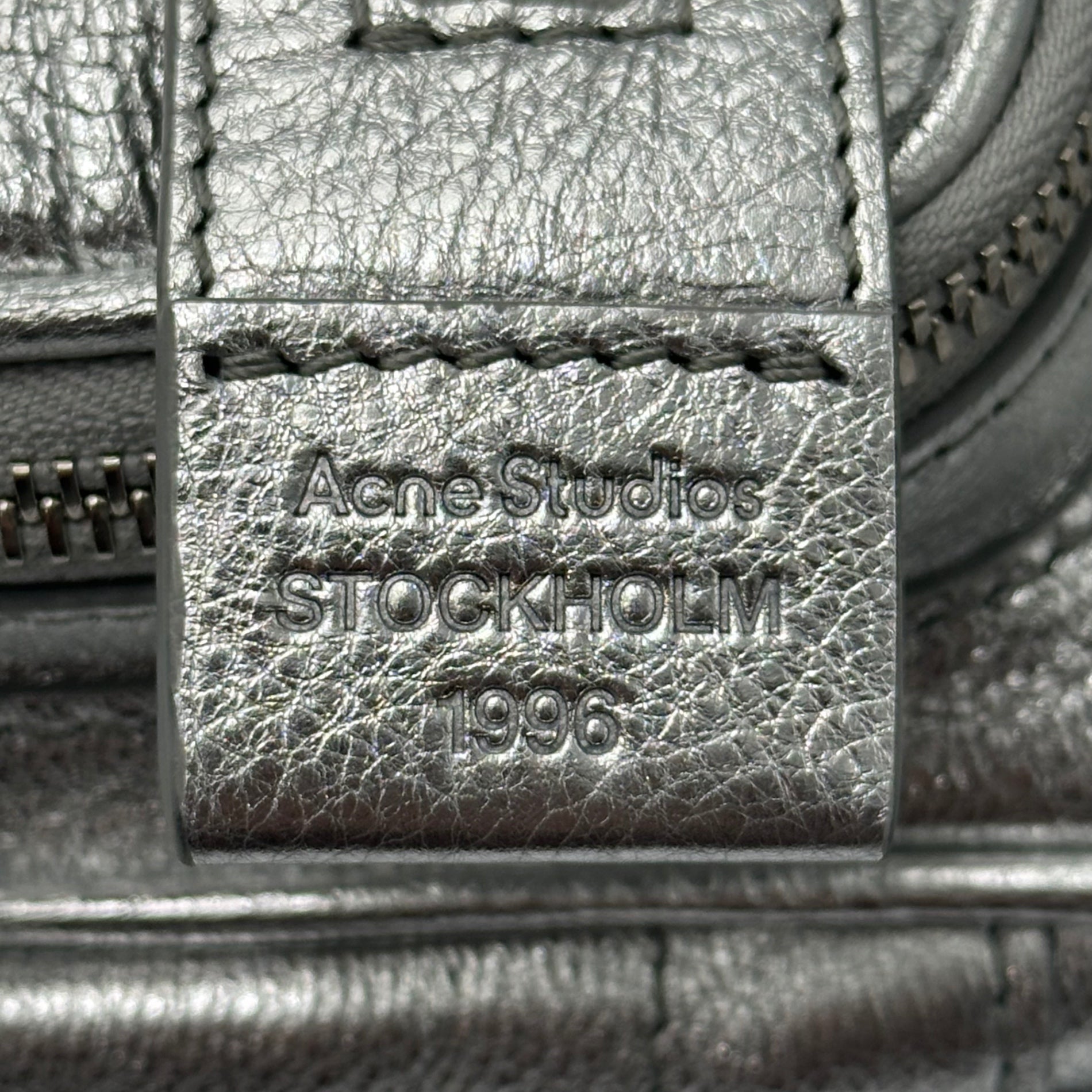 Acne Studios(アクネストゥディオズ) Camero Party Grainy Metallic カメロ パーティー グレイン メタリック A10460- シルバー 肩掛け ワンショルダー バッグ