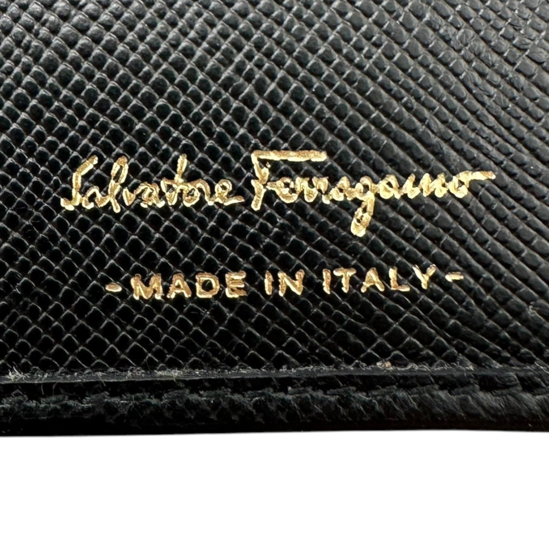 Salvatore Ferragamo(サルヴァトーレフェラガモ) Embossed Leather Wallet エンボス レザー 折り財部 ブラック