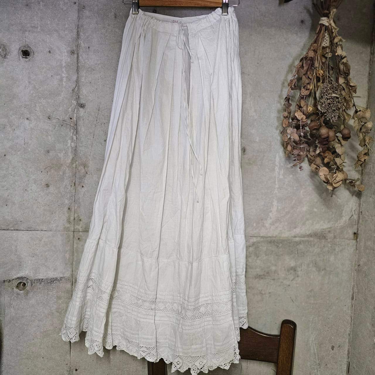 Euro antique(ヨーロッパアンティーク) white cotton red HV initials crochet lace ruffle hem long petit coat skirt イニシャル刺繍と手仕事レース裾デザインのホワイトコットンロングスカート 表記無し(S~M程度) ホワイト about 1890∼1910's