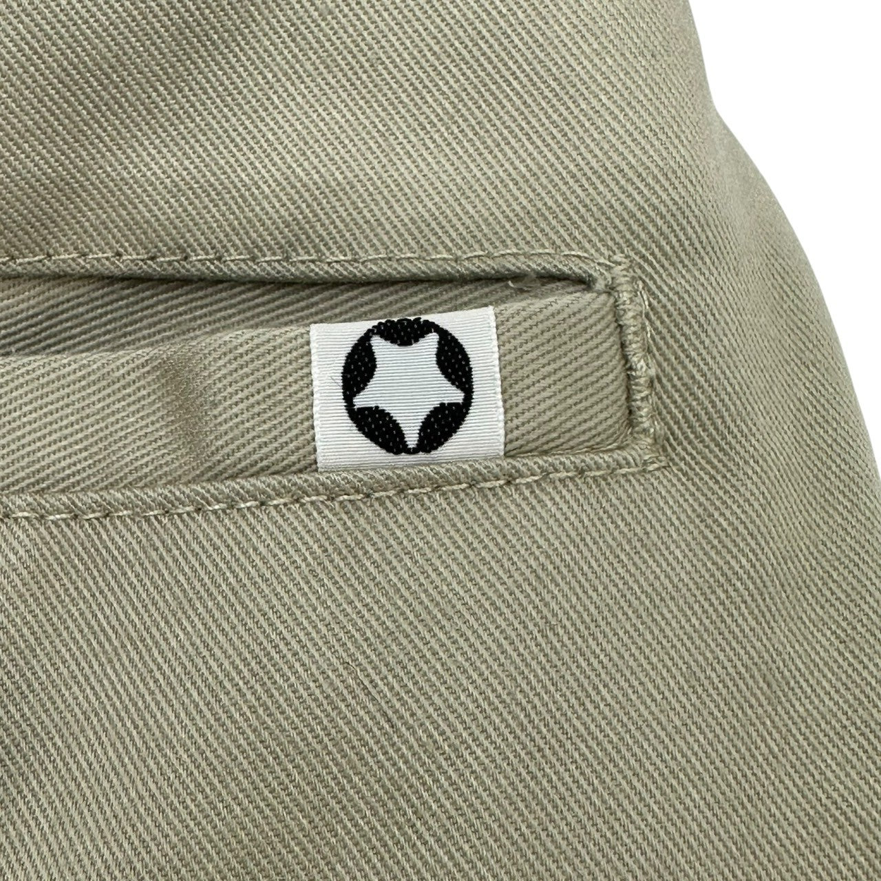 FINESSE × GOOD ENOUGH(フィネス × グッドイナフ) Back Pocket Star Tab Cotton Poly Chino Shorts バック ポケット スタータブ コットン ポリ チノ ショーツ M ベージュ