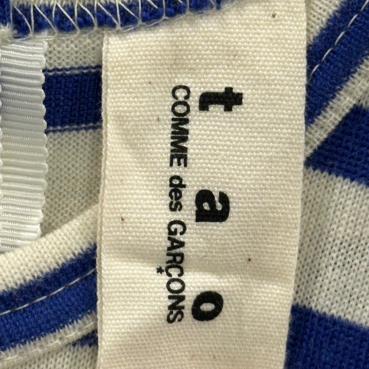 TAO COMME des GARCONS(タオコムデギャルソン) 2005AW Back Button Asymmetrical Striped Wool Knit バックボタン 変形 ボーダー ウール ニット 3P-T027 FREE オフホワイト×ブルー AD2005 00s アーカイブ