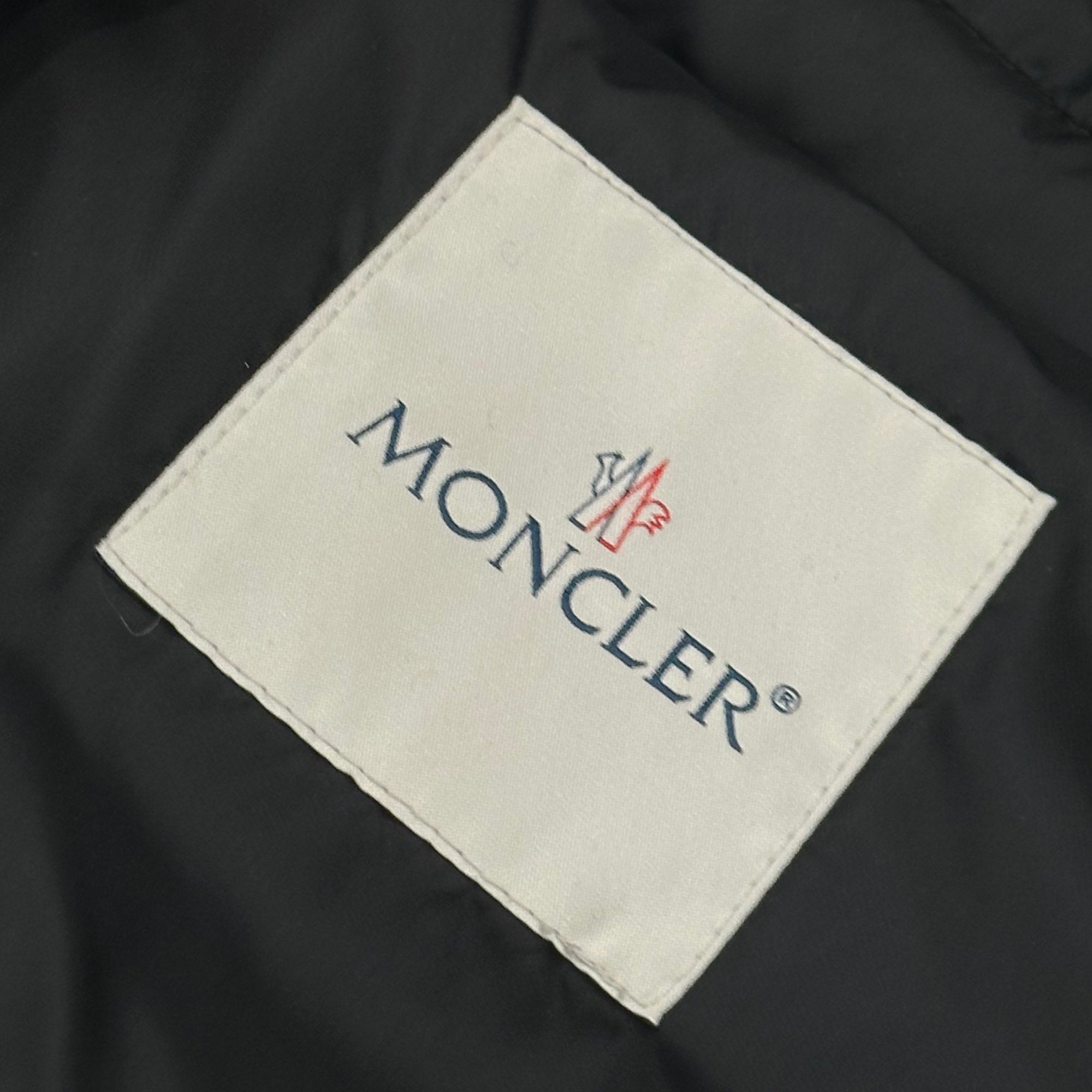 MONCLER(モンクレール) GISELE Hooded Quilted Down Coat フーデッド キルティング ダウン コート B20934993885 2 ブラック ジャケット ロゴ ワッペン