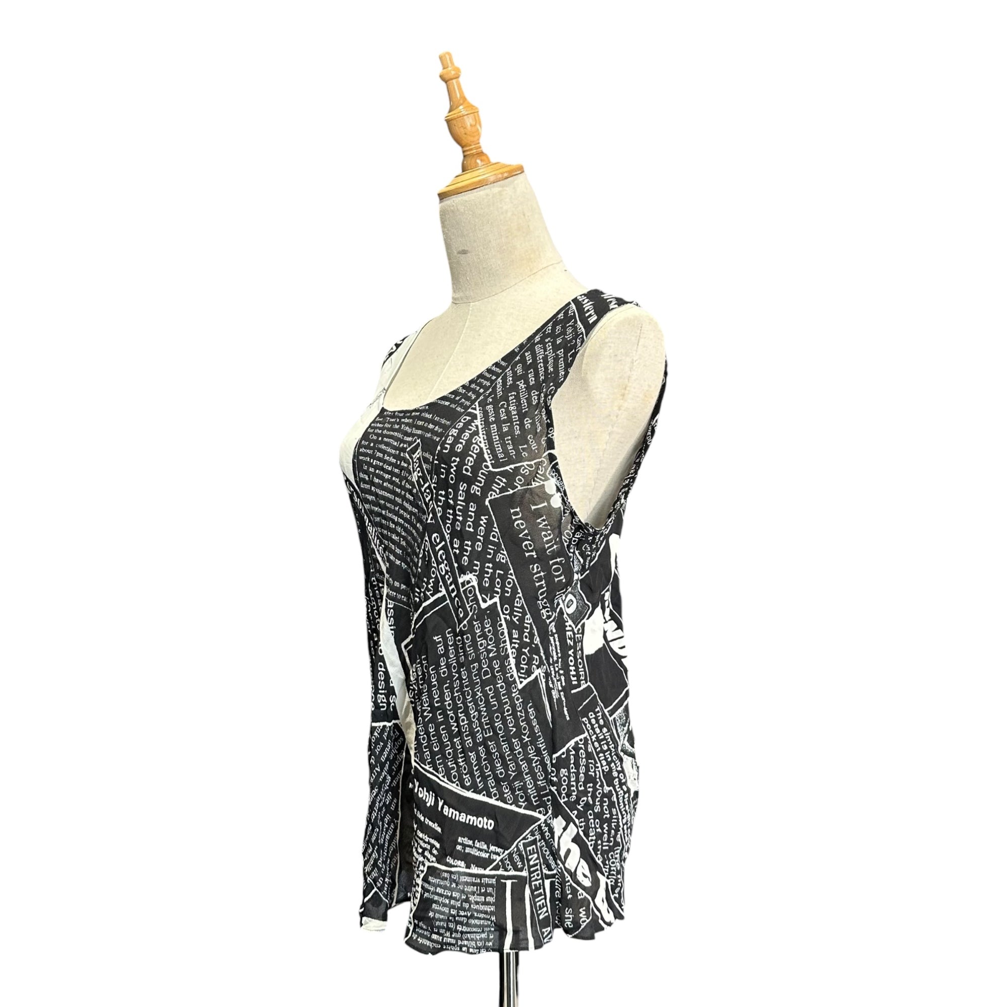Y's(ワイズ) Newspaper Print Rayon Sleeveless Blouse ニュースペーパー プリント レーヨン ノースリーブ ブラウス YY-B23-225 3 ブラック×ホワイト