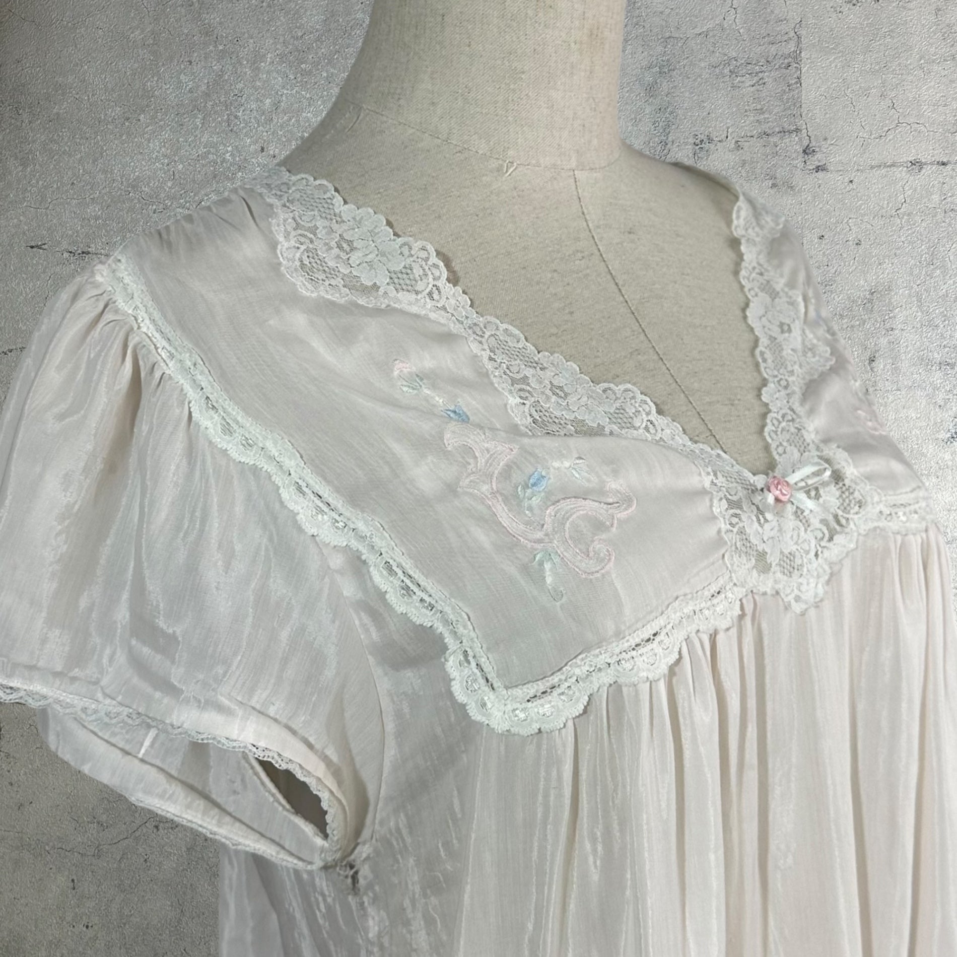 VINTAGE(ヴィンテージ) 70's nighty negligee onepiece dress with lace and embroidery 刺繍とレースの半袖ナイティドレス M~L程度 ピンク