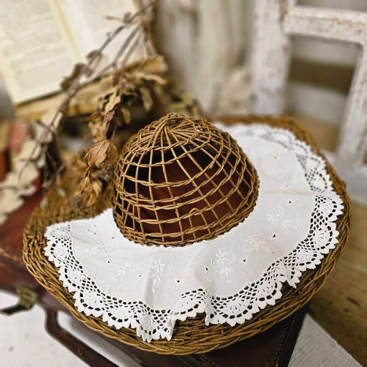 Euro vintage(ヨーロッパヴィンテージ) cottonlinen flower embroidery mini collar コットンリネンの花刺繍入りちいさなつけ襟 未使用に近い ホワイト