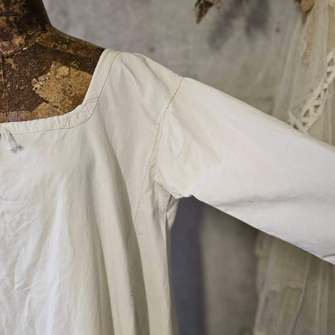 Euro antique(ヨーロッパアンティーク) france 手織りリネンとモノグラム刺繍の物語的ワンピース 表記無し(L~程度) アイボリー