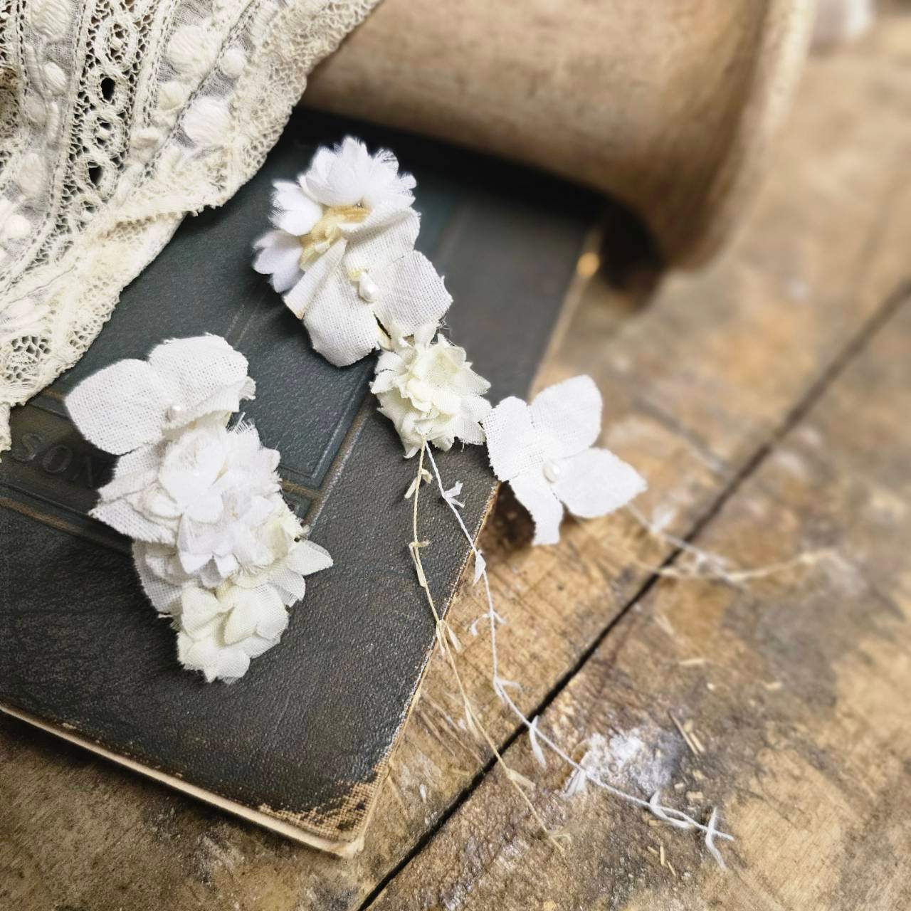 m.soeur(エムスール) クララとスズランのイヤリング 8003-E ホワイト