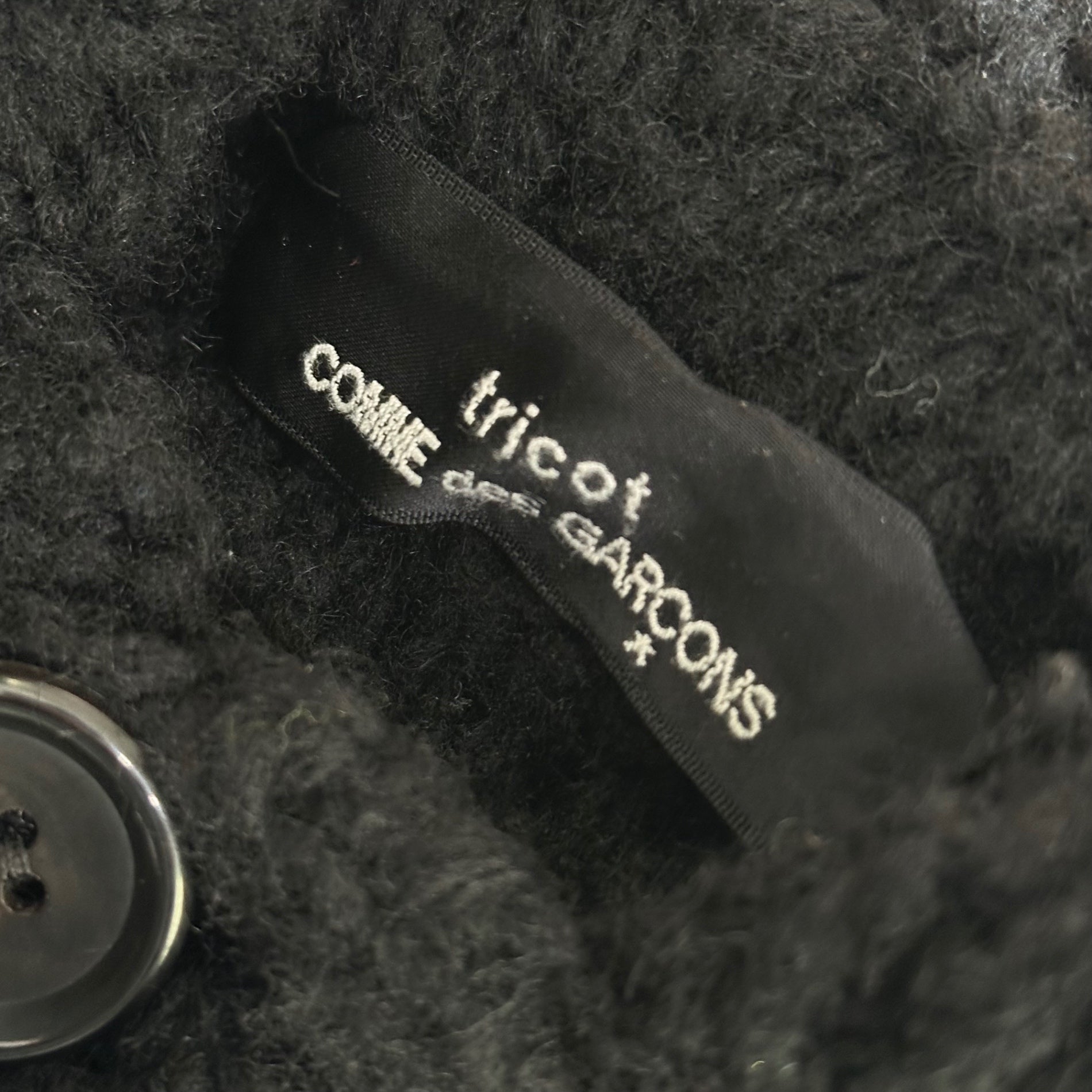 tricot COMME des GARCONS(トリココムデギャルソン) 08AW Hand-knitted Loose-knit Short-length Jacket with Oversized 手編み ローゲージ ニット デカボタン ショートレングス ジャケットButtons TB-N017 FREE ブラック AD2008 男性着用可能