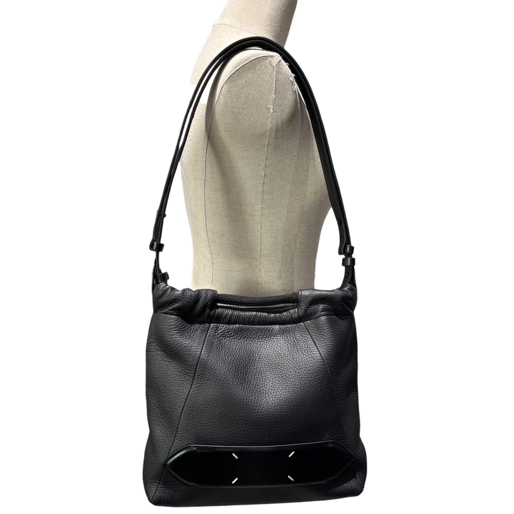 MAISON MARGIELA(メゾンマルジェラ) SOFT 5AC DRAWSTRING BAG ソフト ドローストリング レザー バッグ SB1WG0044 P4746 TB013 ブラック 2WAY ディアスキン