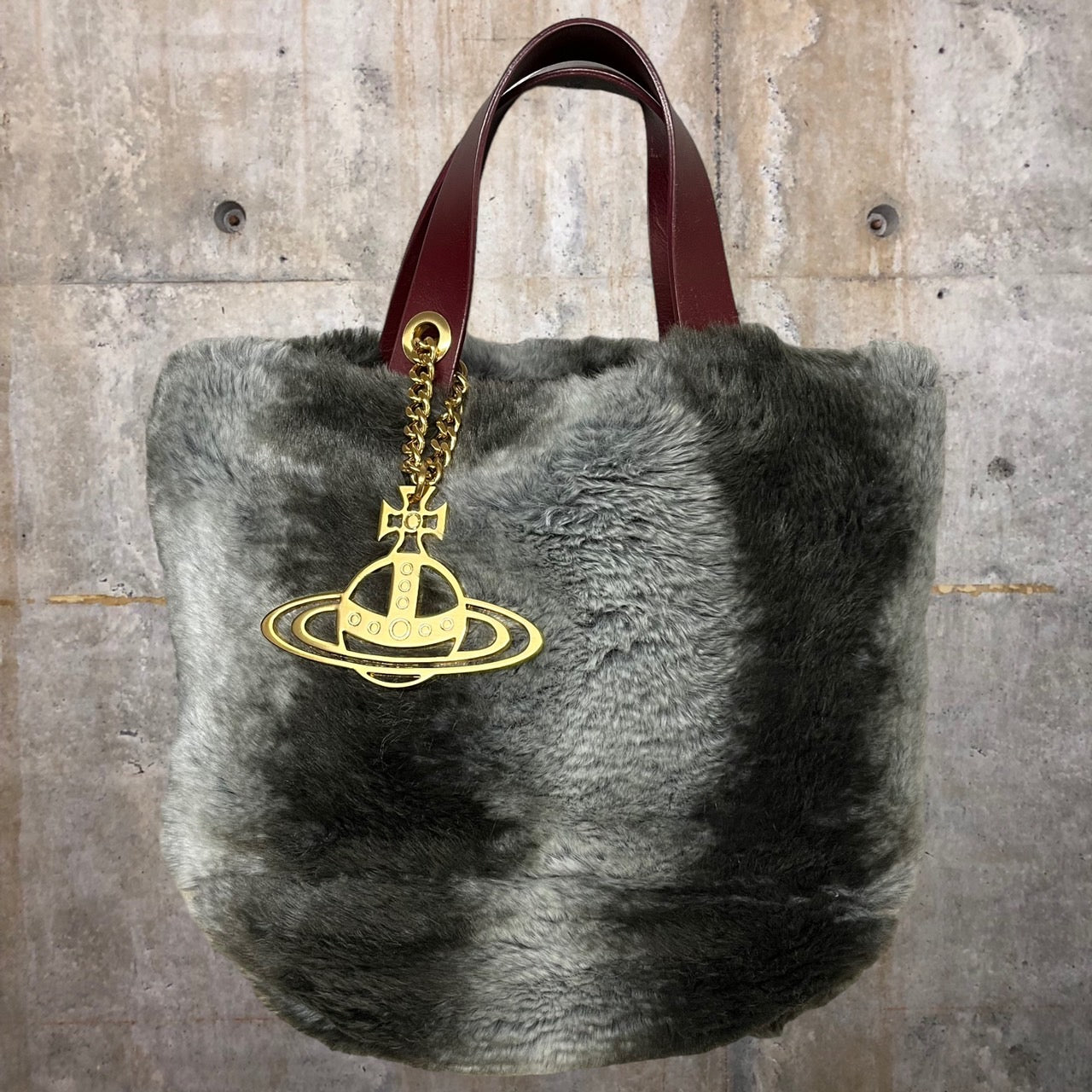 Vivienne Westwood(ヴィヴィアンウエストウッド) orb charm eco fur bag/オーブチャームエコファーバッグ/トートバッグ グレー