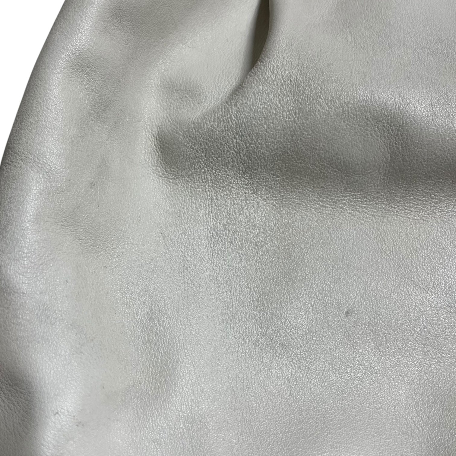 BOTTEGA VENETA(ボッテガヴェネタ) Triangle twist leather handbag トライアングル ツイスト レザー ハンドバッグ ホワイト