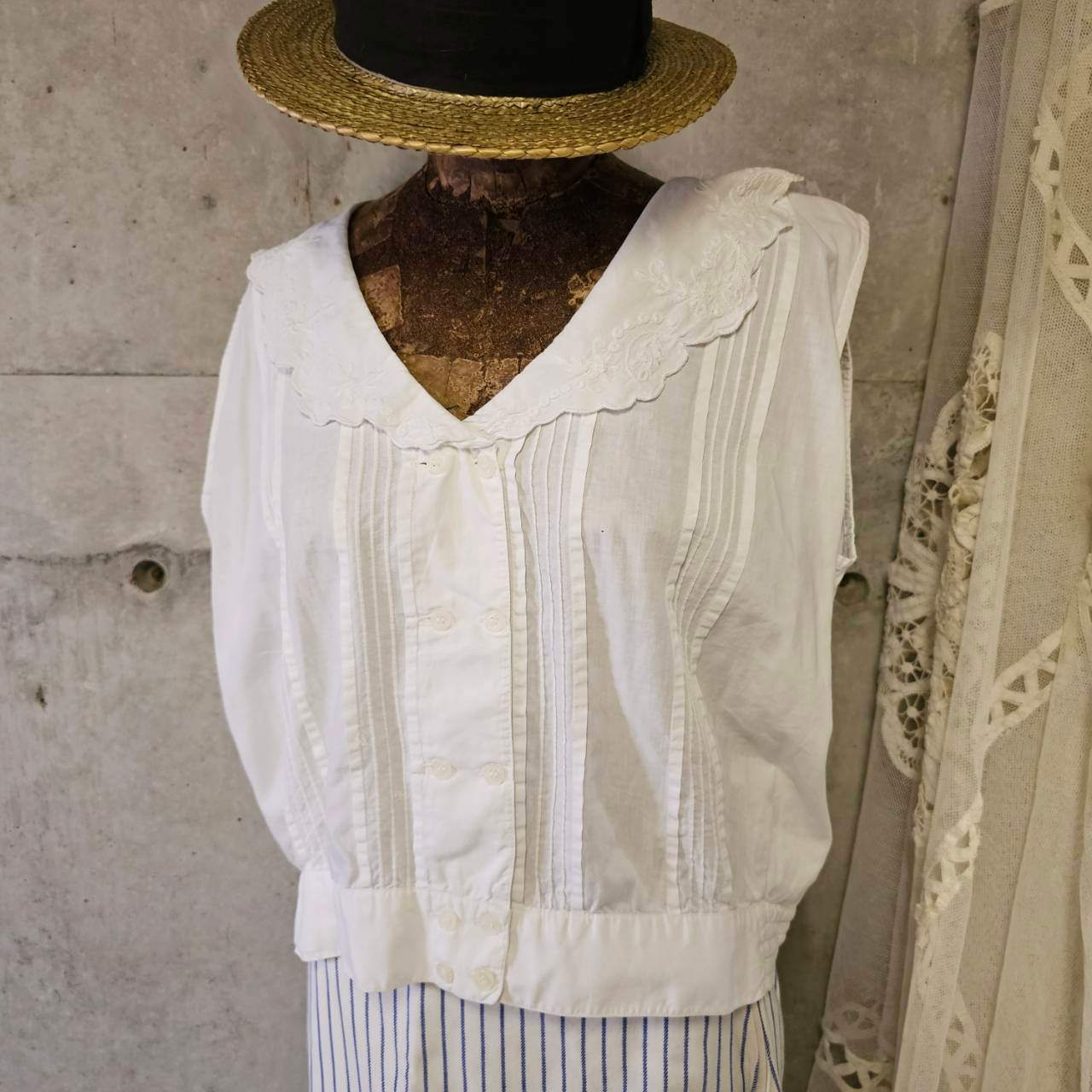 Euro vintage(ヨーロッパヴィンテージ) 70's~embroidered big collar V-neck sleeveless white cotton blouse 大きな刺繍襟のホワイトコットンブラウス ベスト 3(M~L程度) / 微細なシミ有 ホワイト