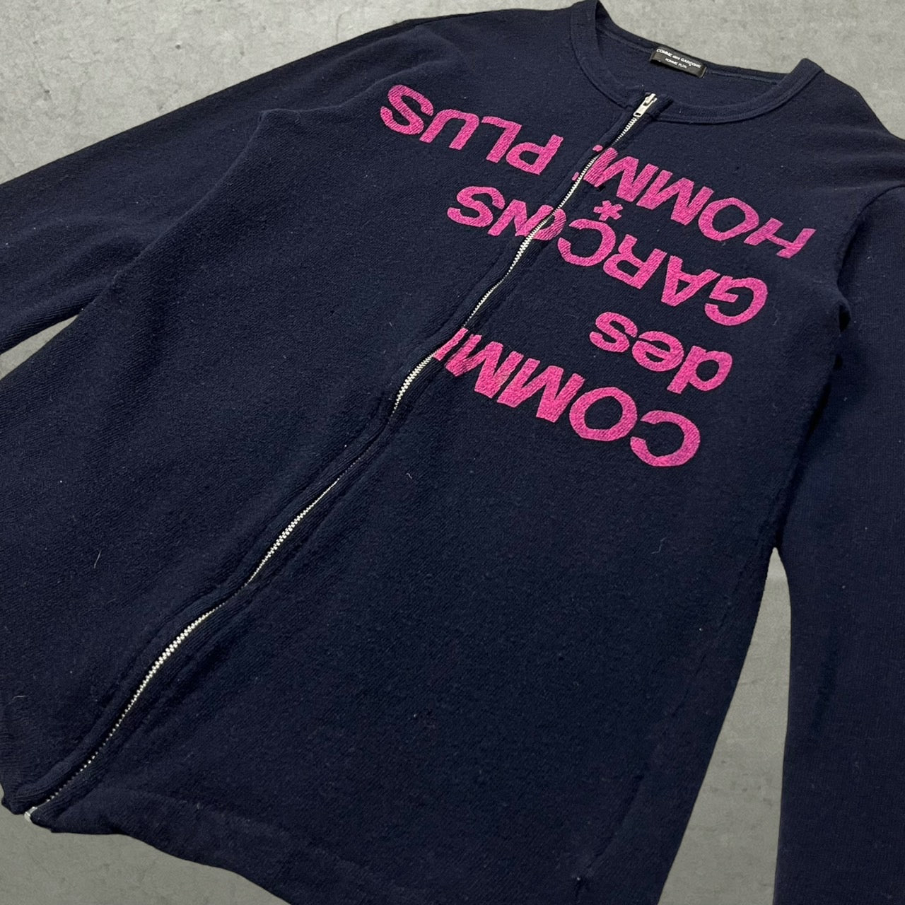 COMME des GARCONS HOMME PLUS(コムデギャルソンオムプリュス) 99AW Souvenir Kitsch期ウール縮絨逆さロゴジップニット PT-040440 表記無し(FREE) ネイビー AD1999