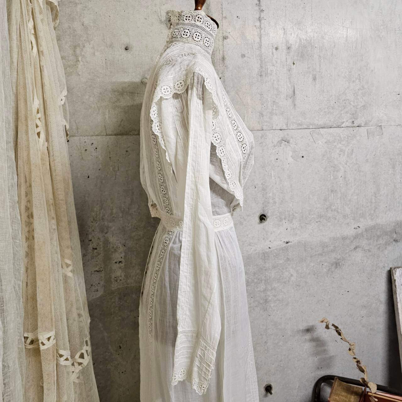 Euro antique(ヨーロッパアンティーク) 10's~Victorian cotton standcollar long onepiece コットンのスタンドカラーとレースのロング丈ドレス ワンピース ウエスト:約56cm、着丈:約135cm/各所にダメージ有 ホワイト