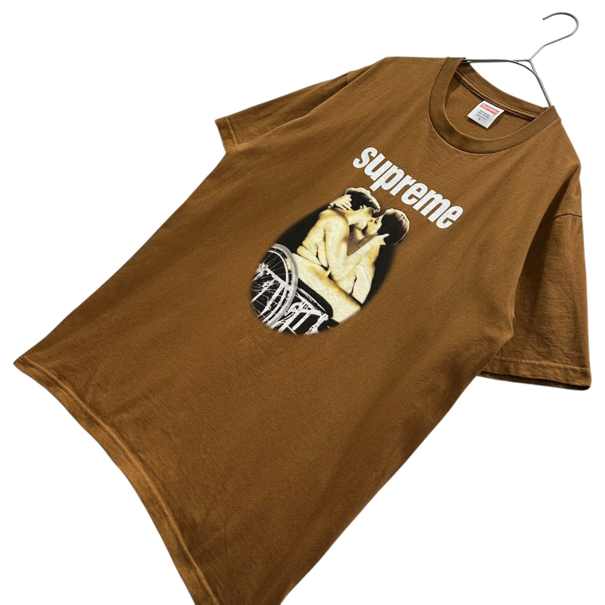 SUPREME(シュプリーム) 2023SS Kiss Tee キス Tシャツ S ブラウン ロゴ