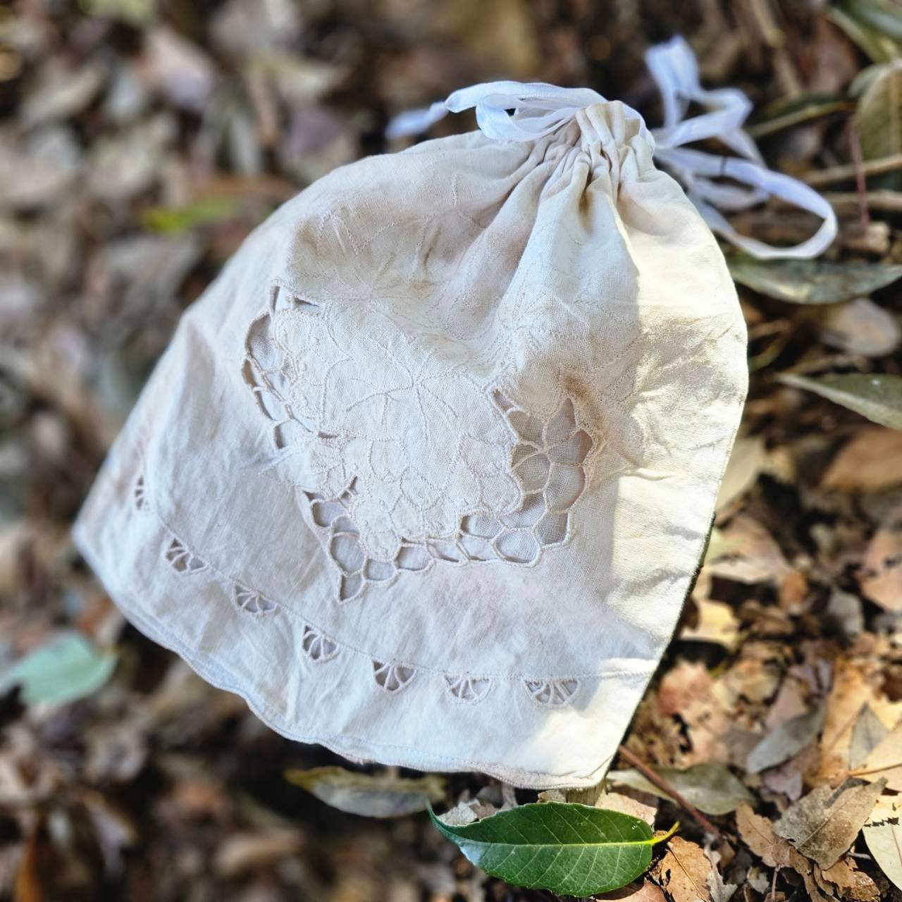 Euro antique(ヨーロッパアンティーク) antique linen cutwork embroidery purse アンティークリネンのカットワーク刺繍巾着 ポーチ 後染め加工 ピンクベージュ