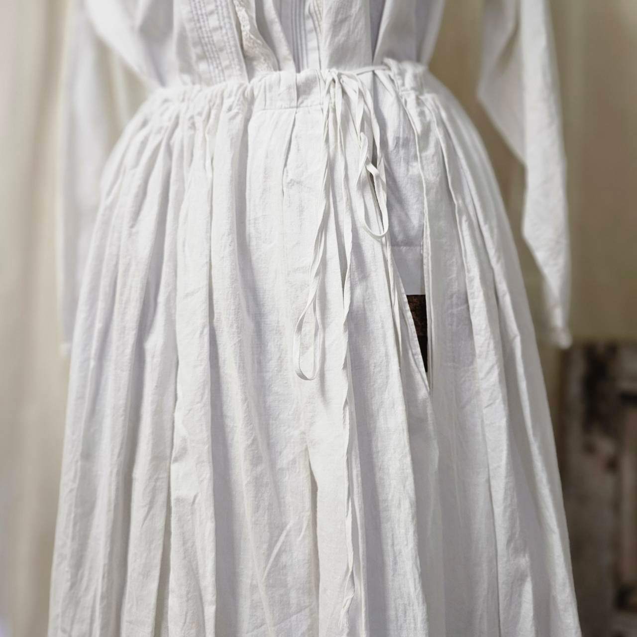 Euro antique(ヨーロッパアンティーク) white cotton red HV initials crochet lace ruffle hem long petit coat skirt イニシャル刺繍と手仕事レース裾デザインのホワイトコットンロングスカート 表記無し(S~M程度) ホワイト about 1890∼1910's